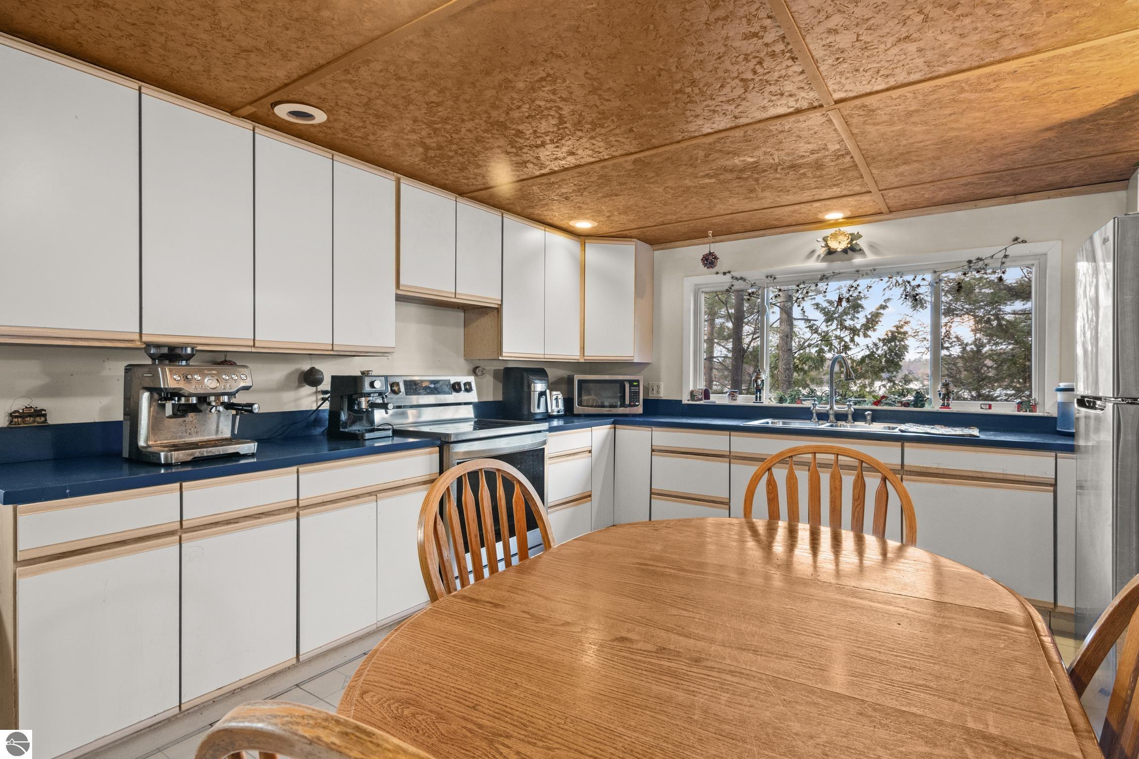 4411 Lakeview Trail