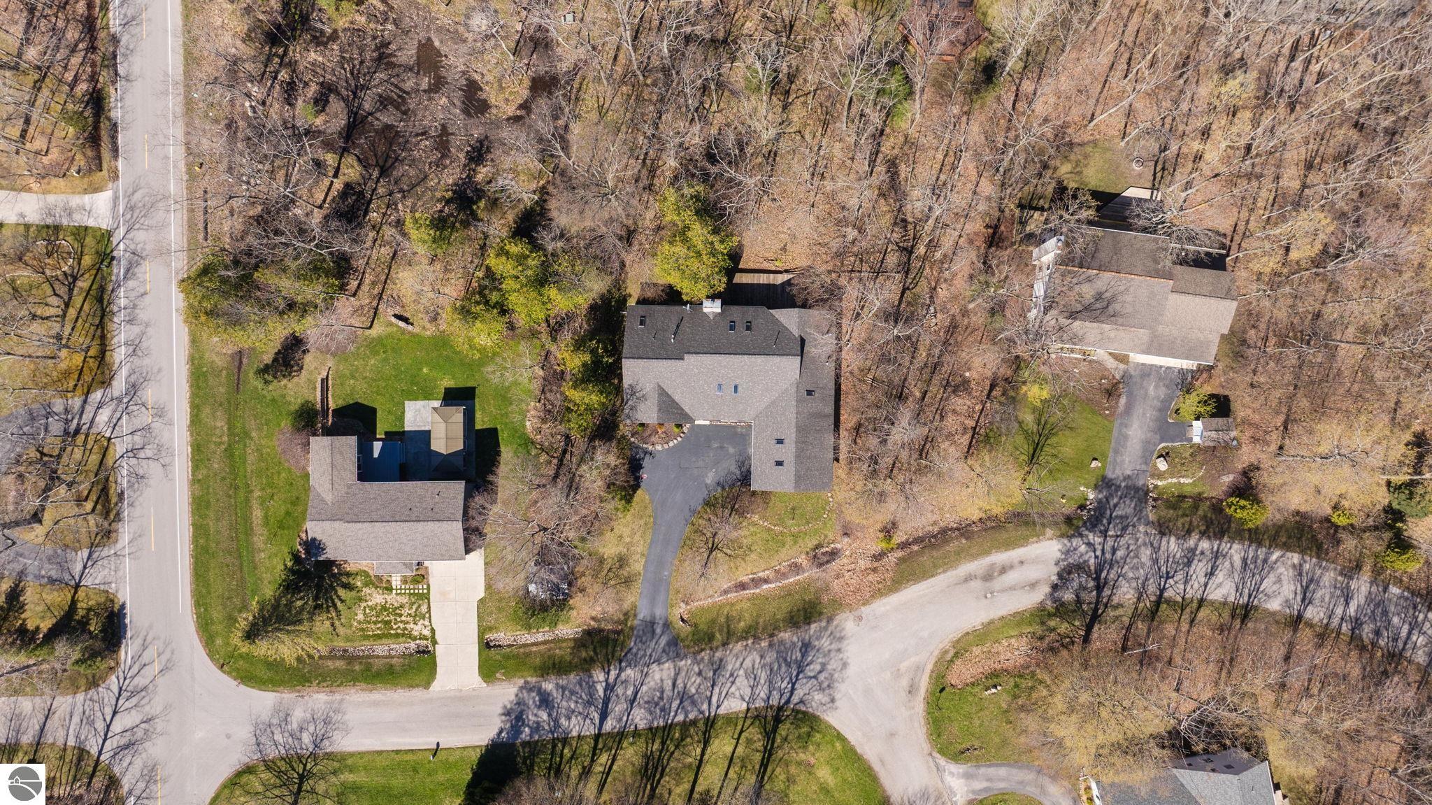 9045 North Pointe Woods