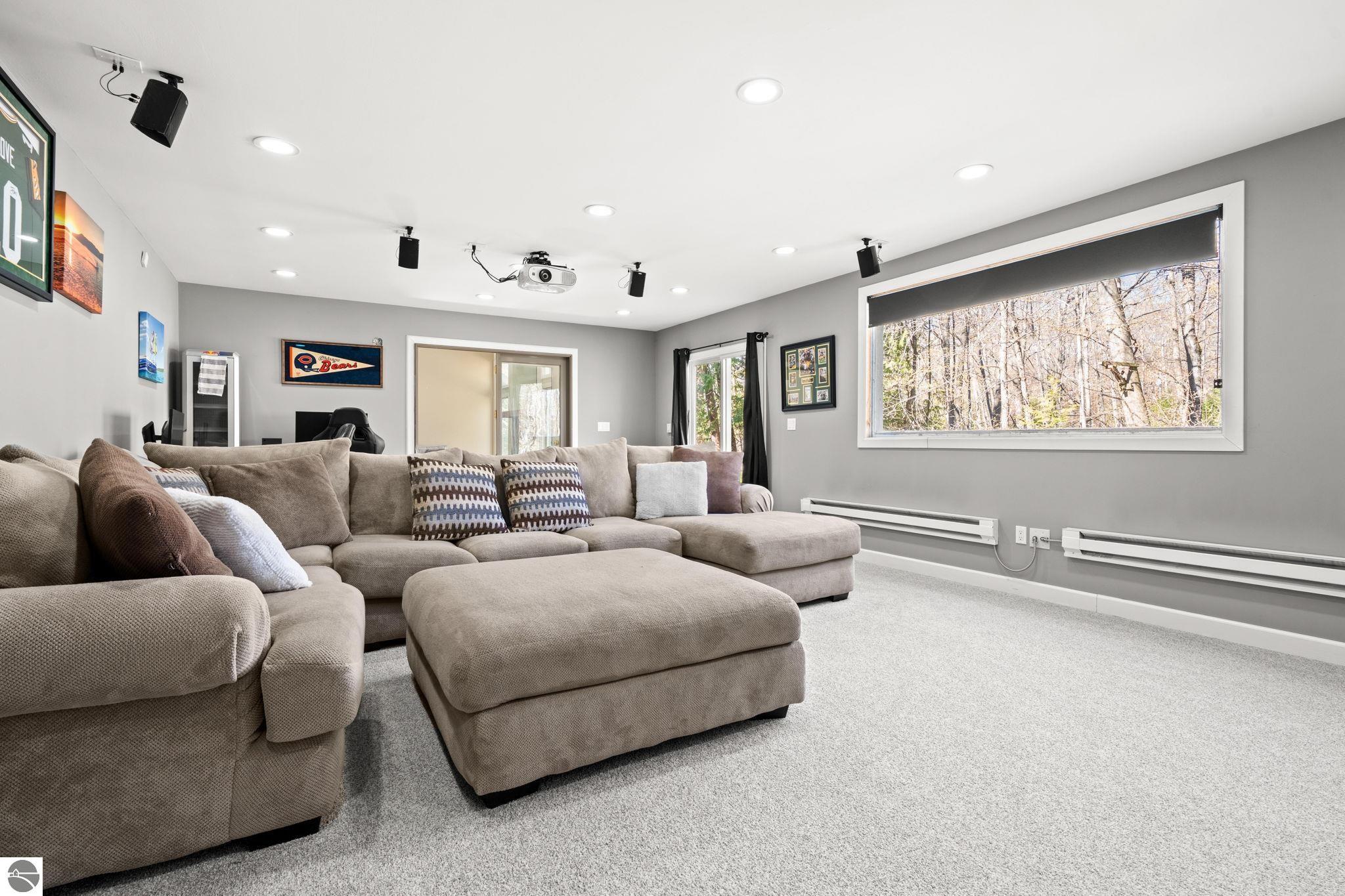 9045 North Pointe Woods