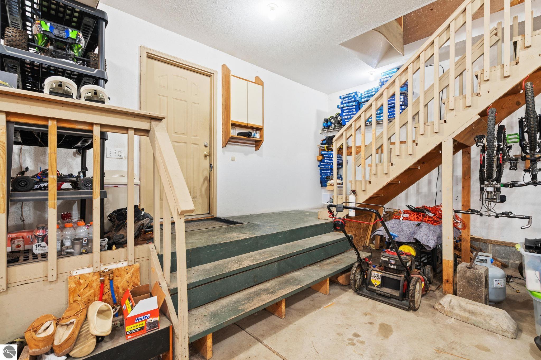 9045 North Pointe Woods