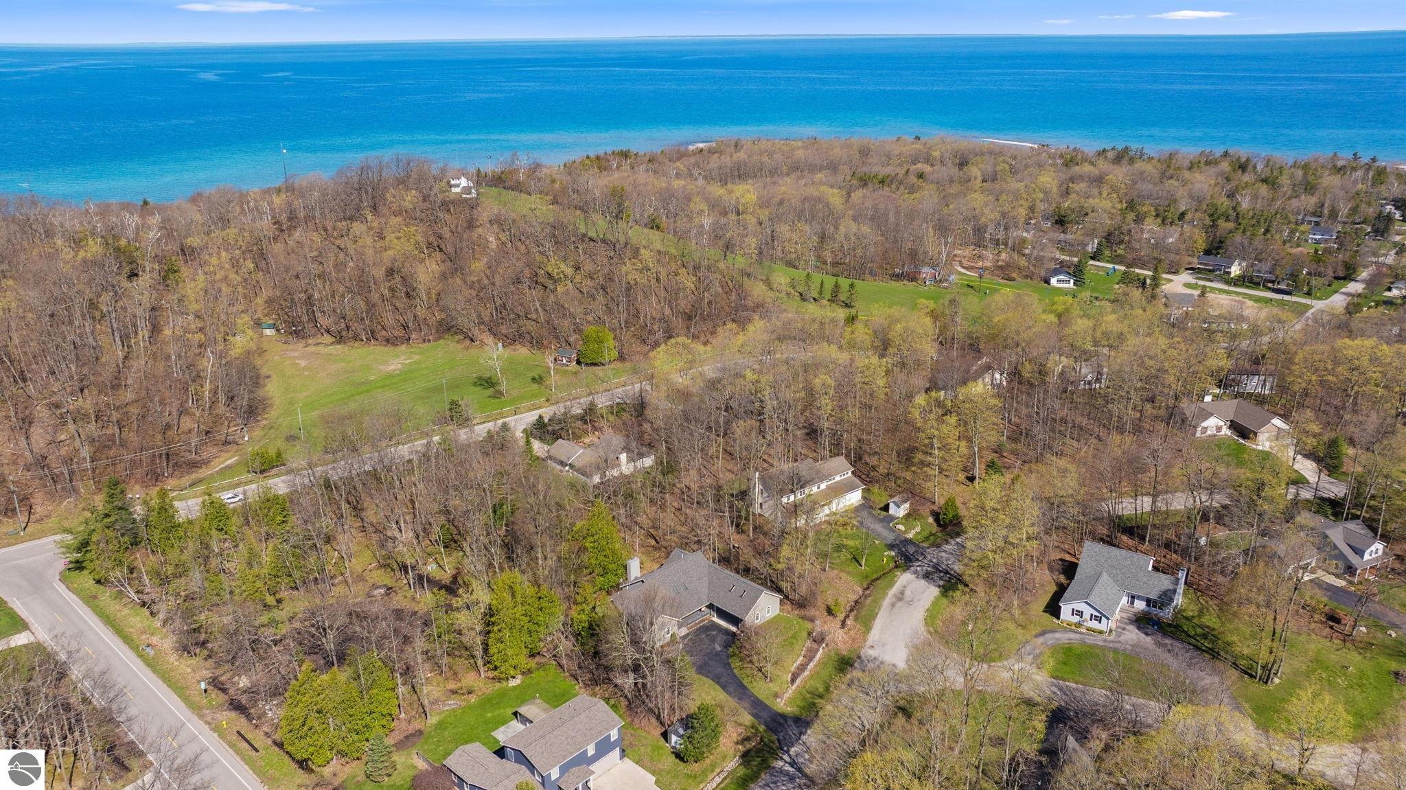 9045 North Pointe Woods