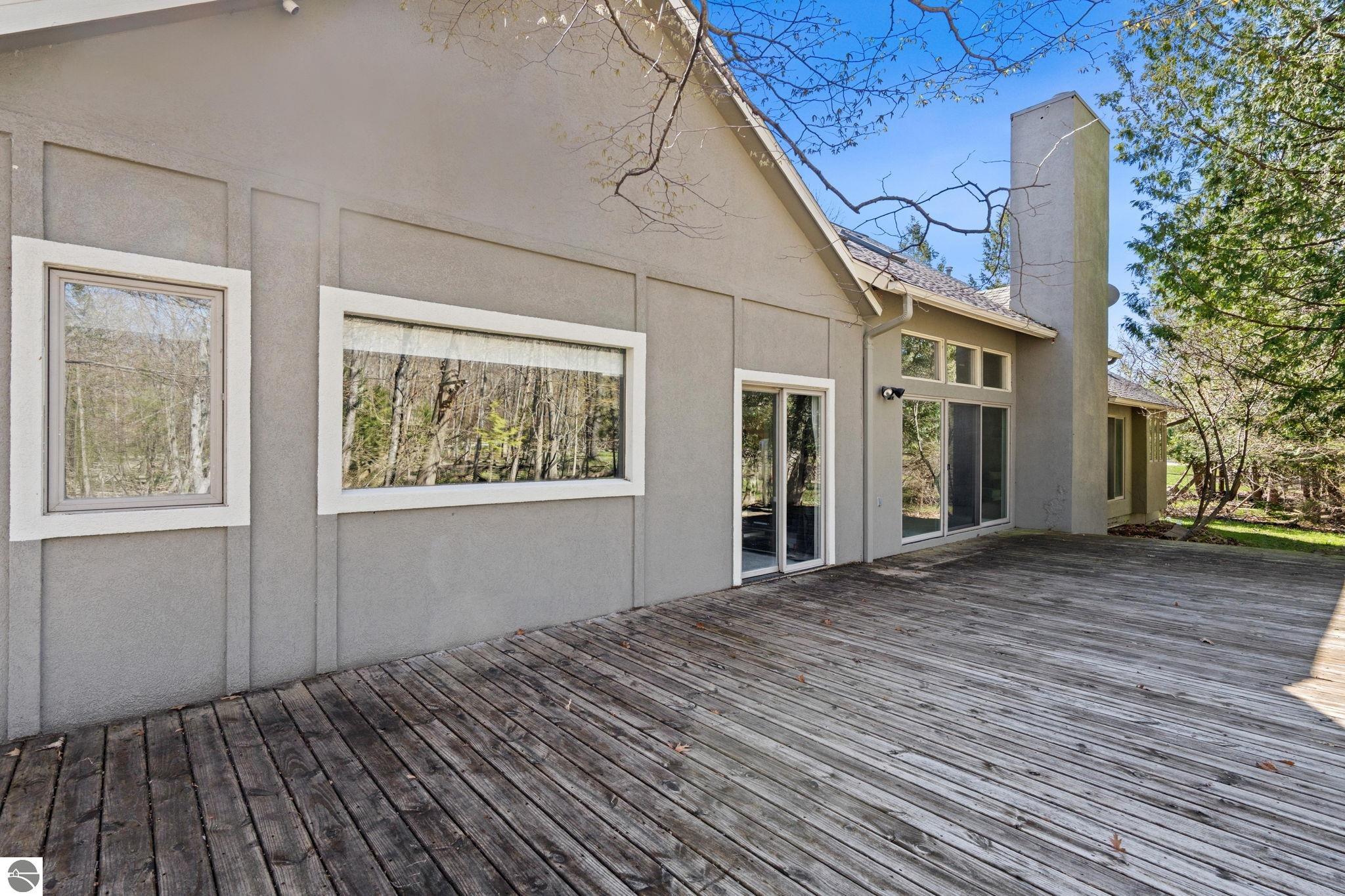 9045 North Pointe Woods