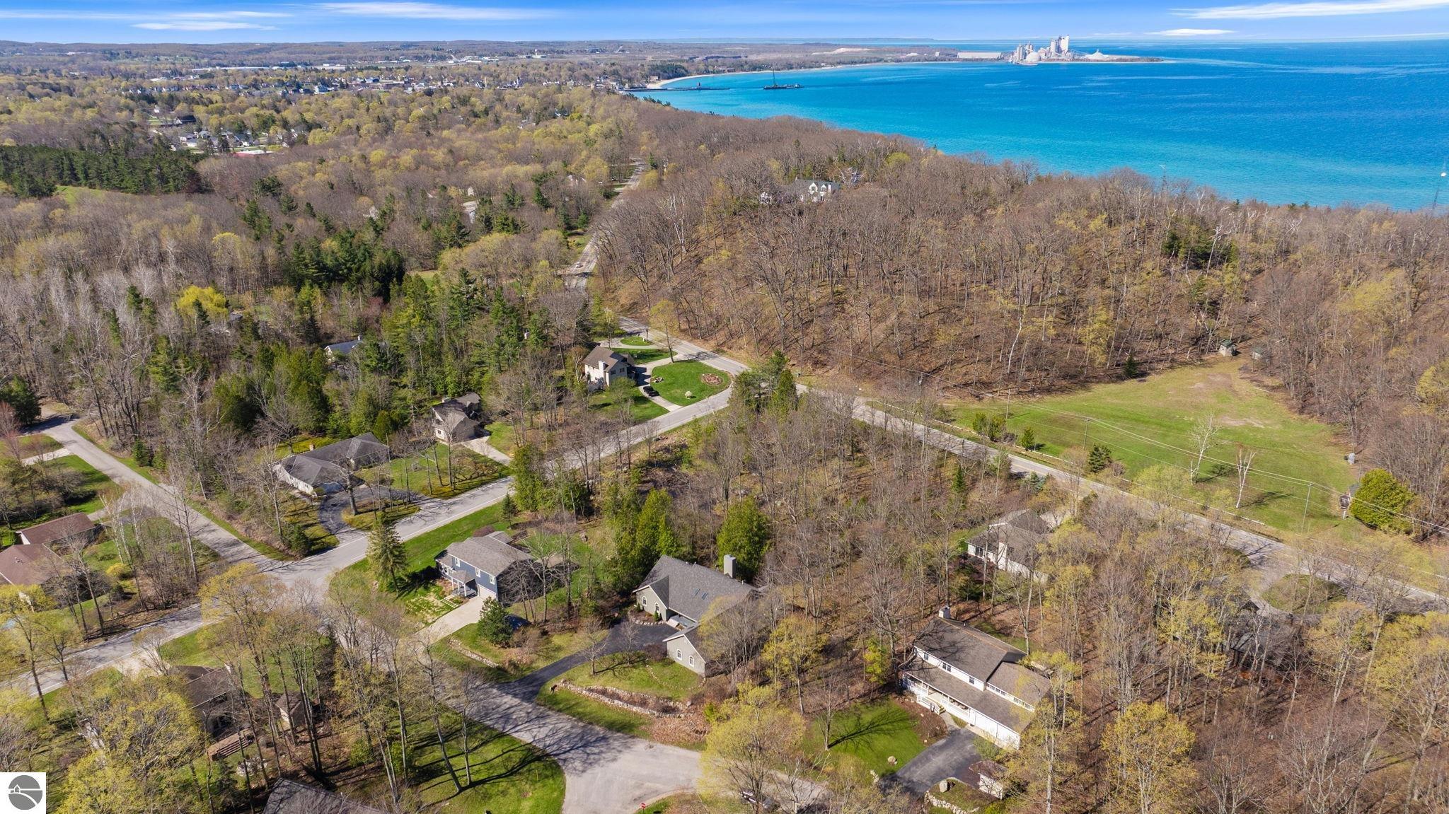 9045 North Pointe Woods