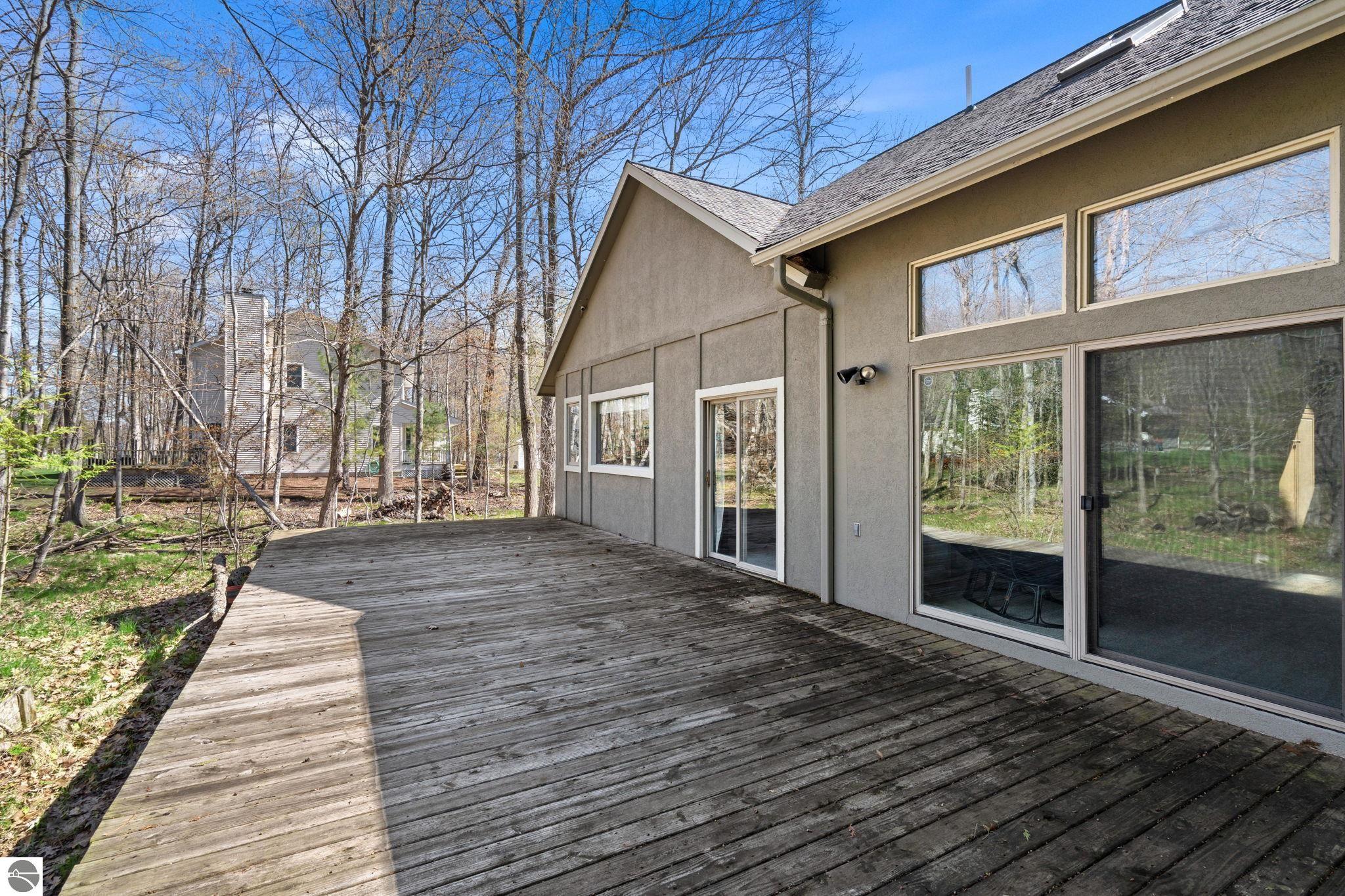 9045 North Pointe Woods