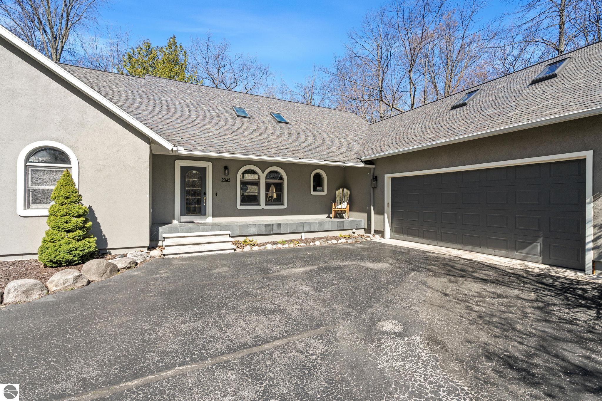 9045 North Pointe Woods