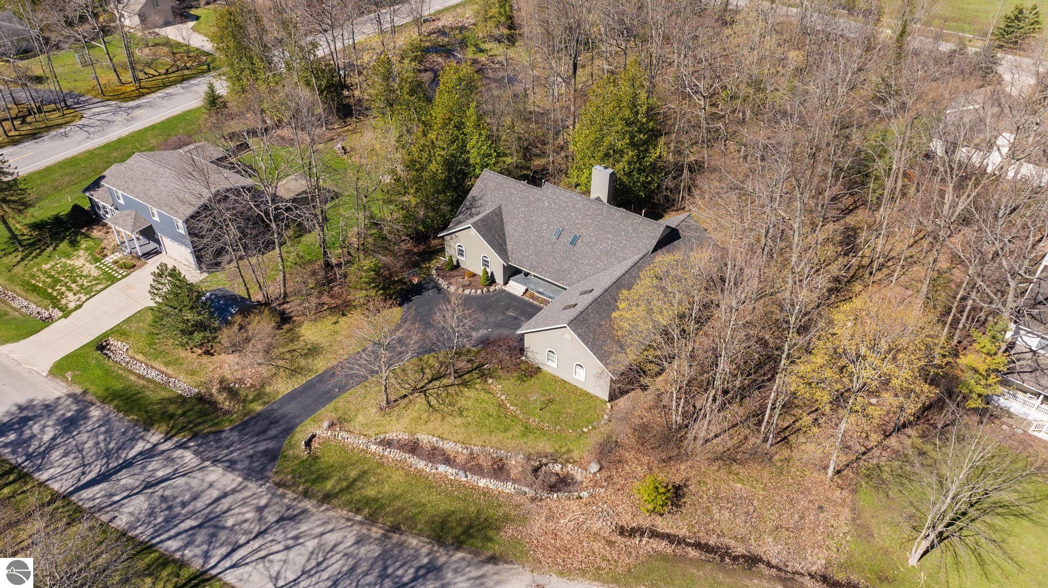 9045 North Pointe Woods