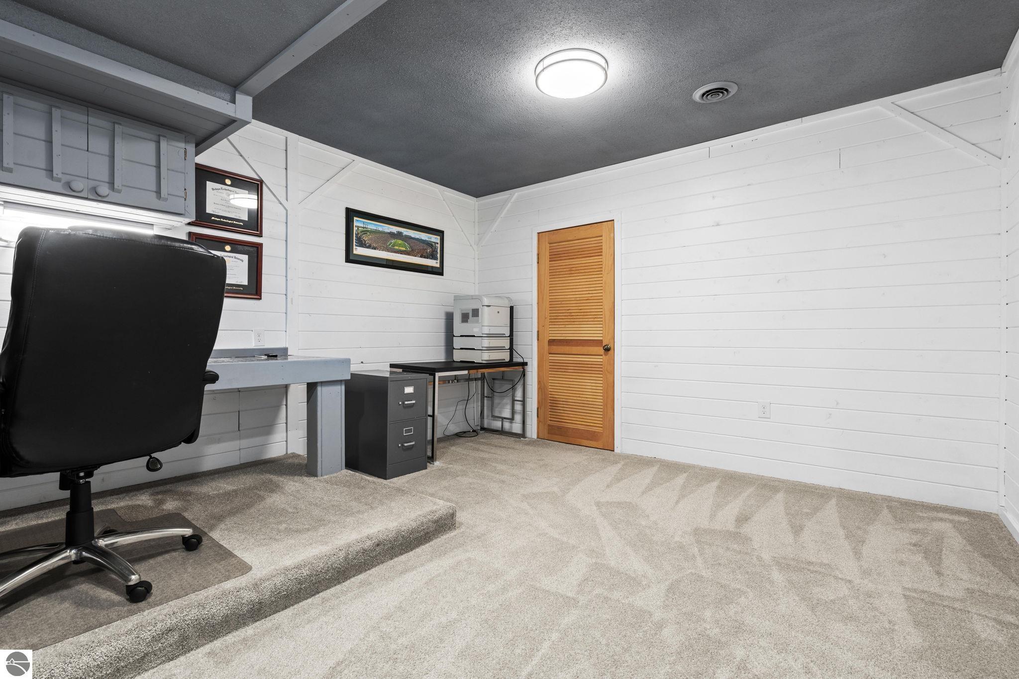 9045 North Pointe Woods