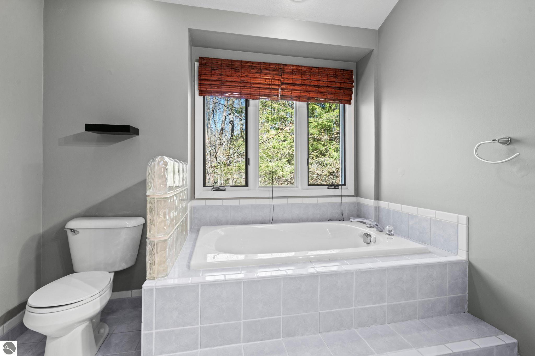 9045 North Pointe Woods