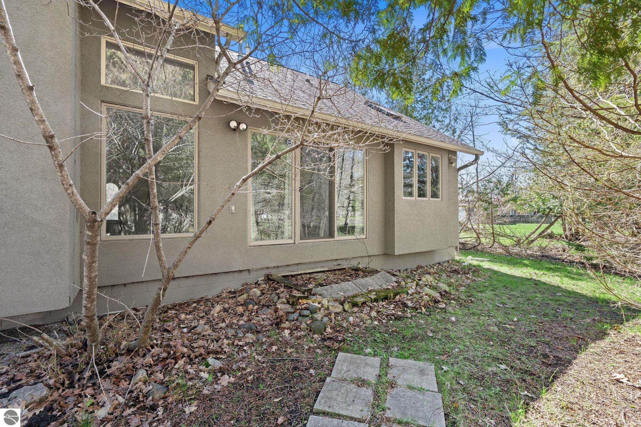 9045 North Pointe Woods