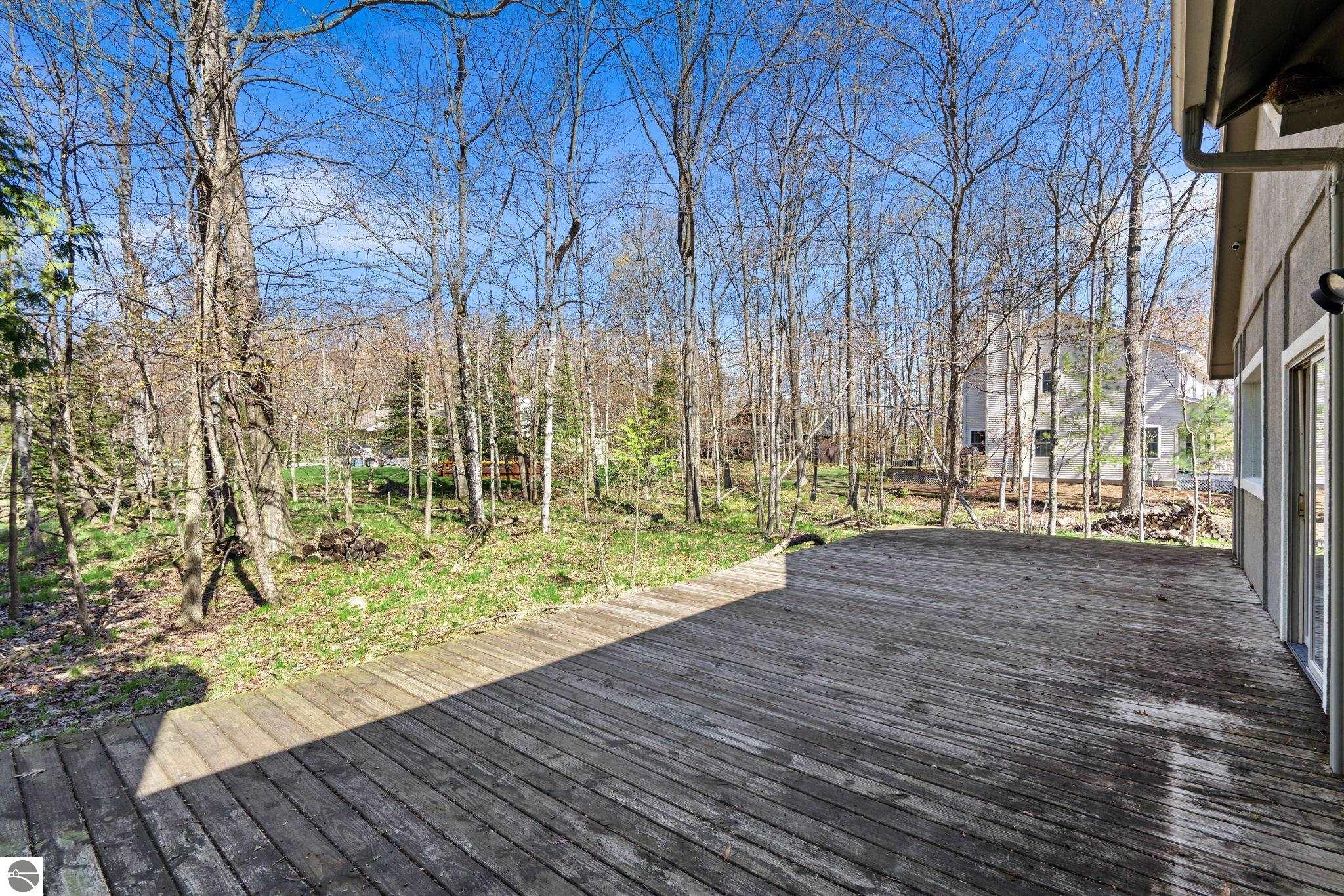 9045 North Pointe Woods