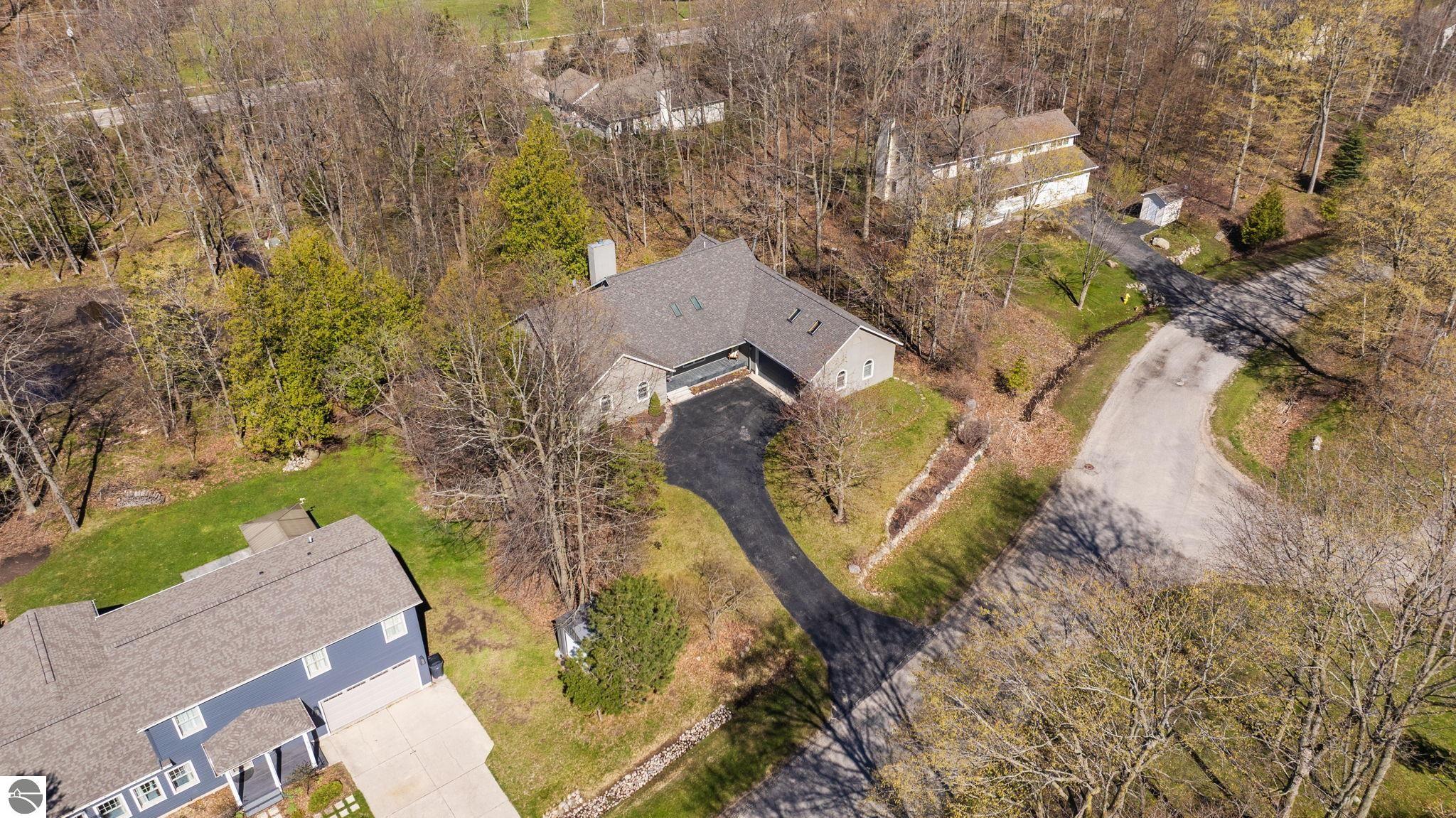 9045 North Pointe Woods
