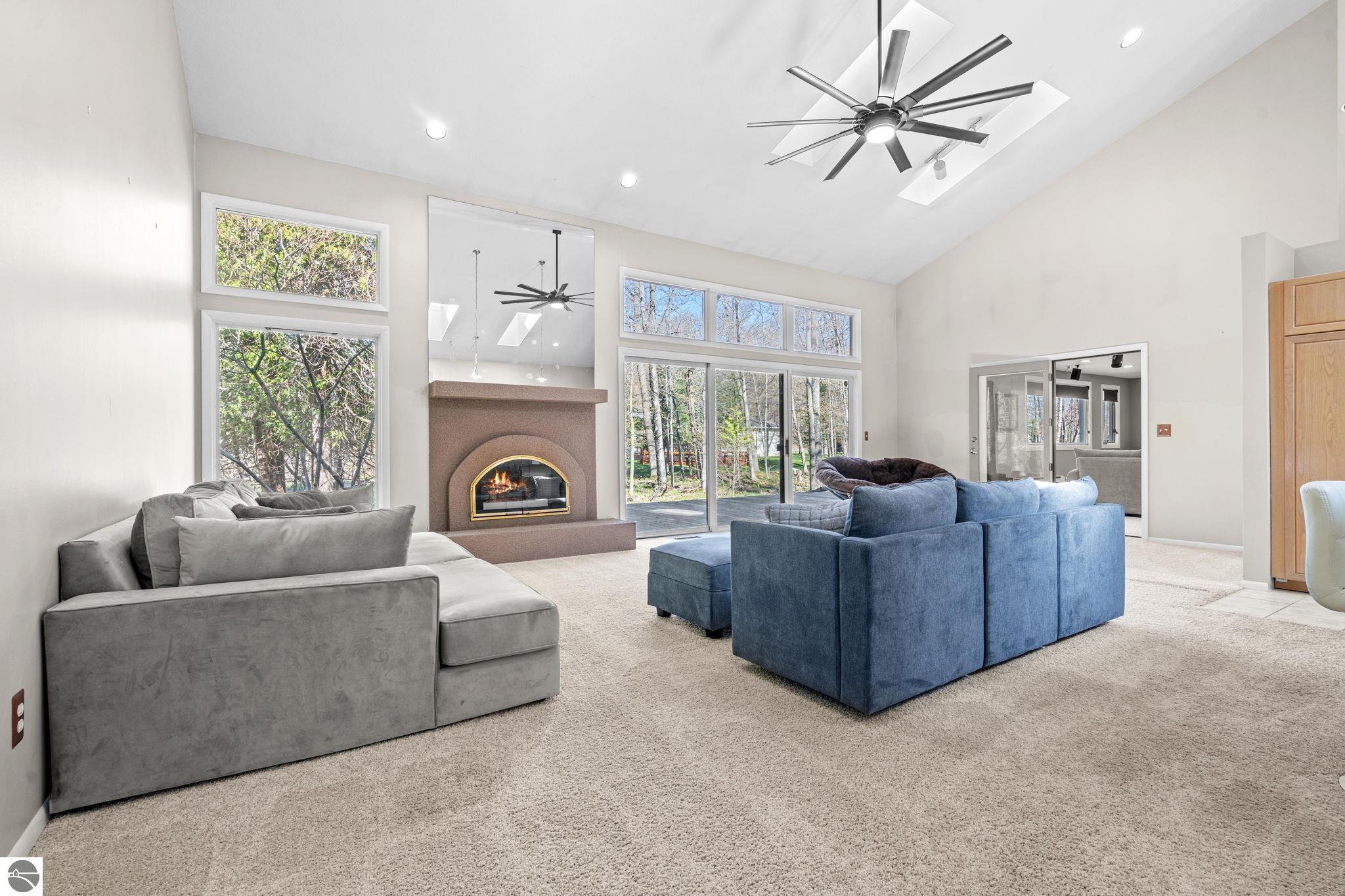 9045 North Pointe Woods