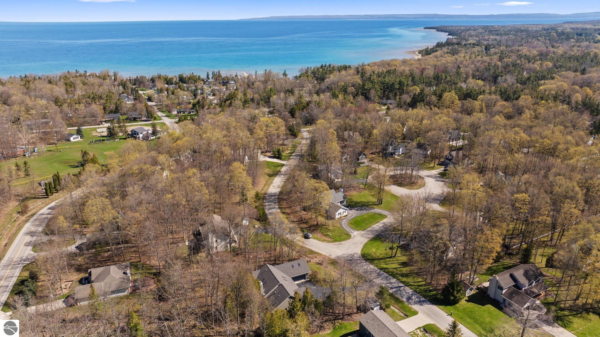 9045 North Pointe Woods