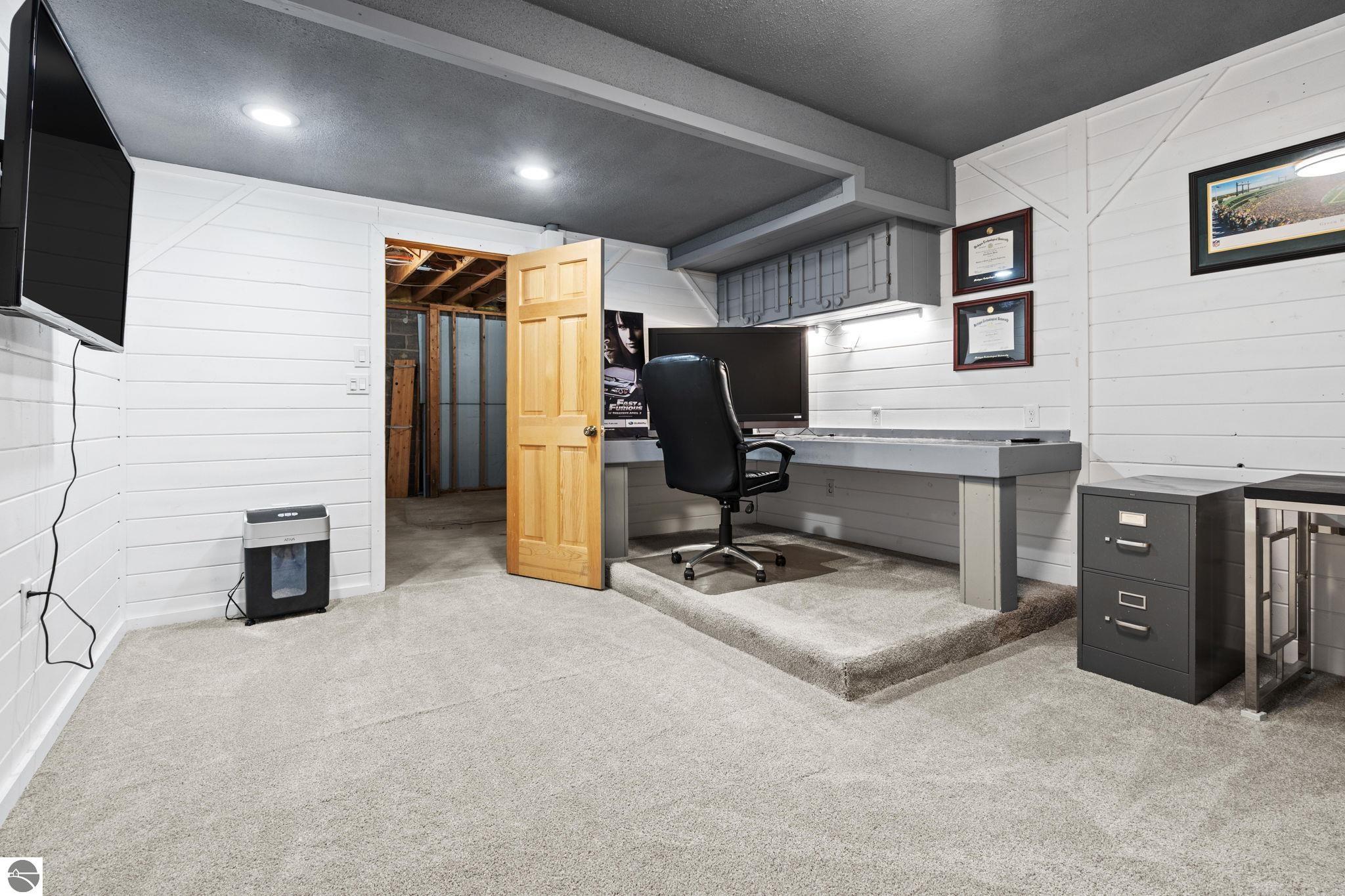 9045 North Pointe Woods