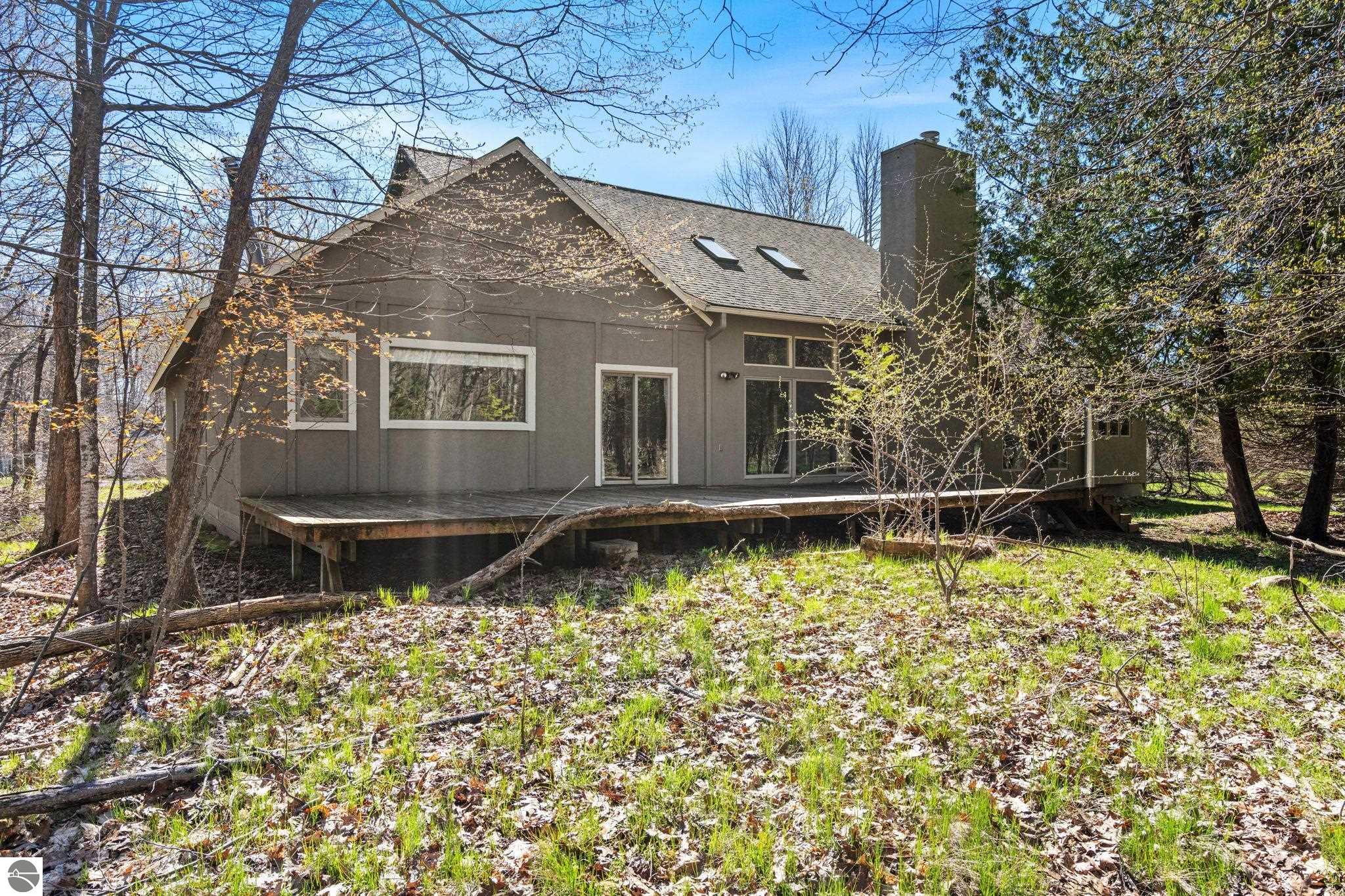 9045 North Pointe Woods