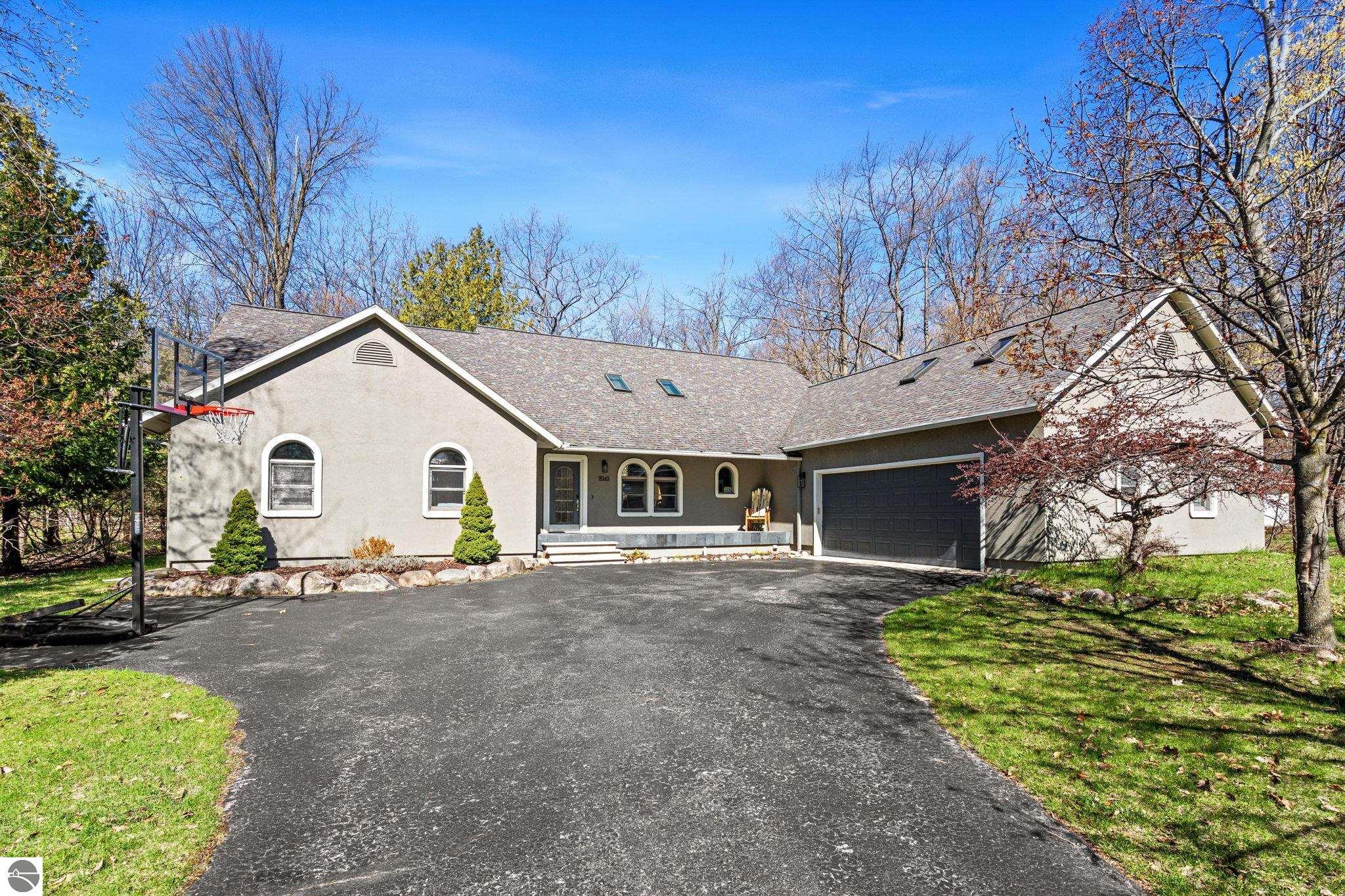 9045 North Pointe Woods