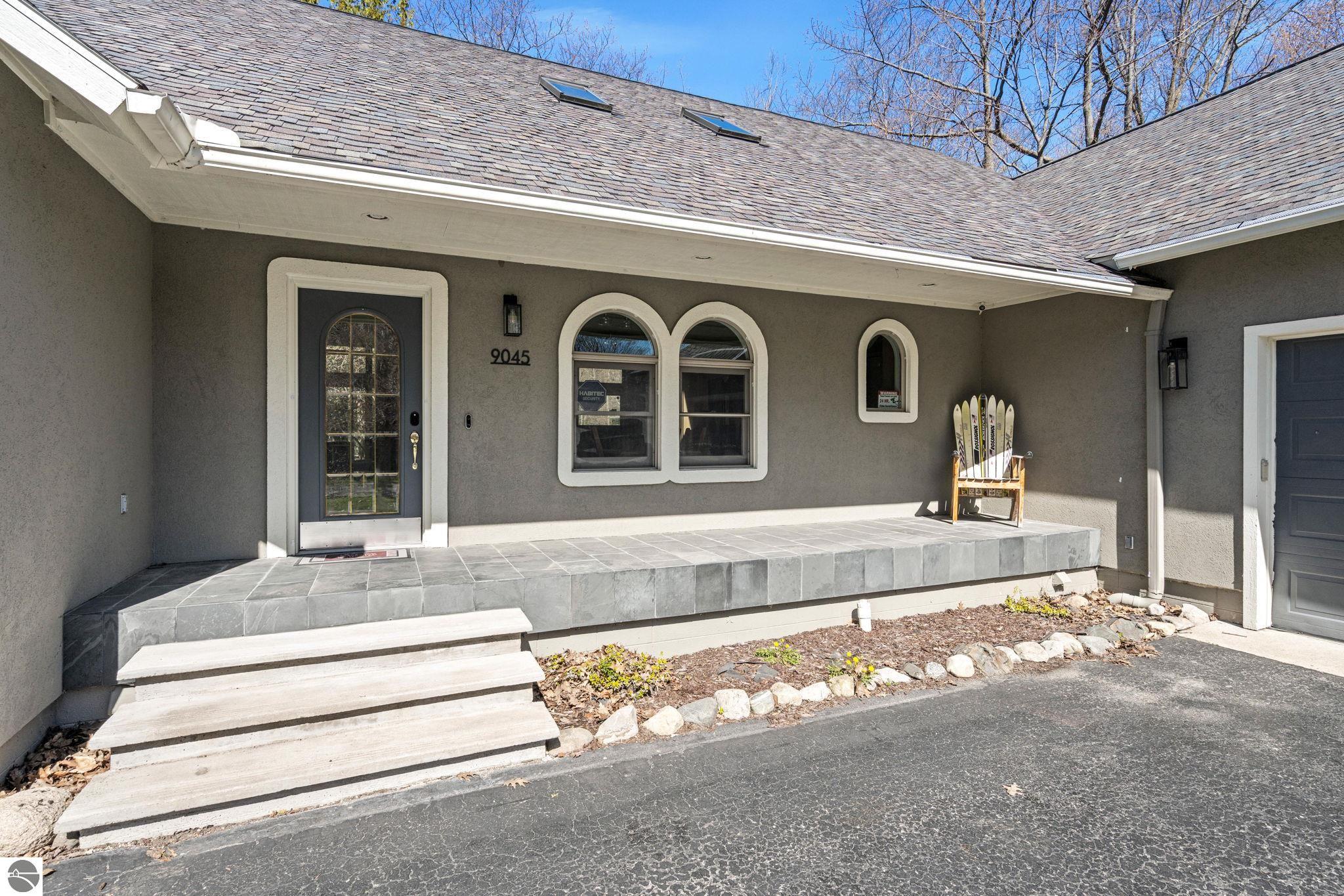 9045 North Pointe Woods