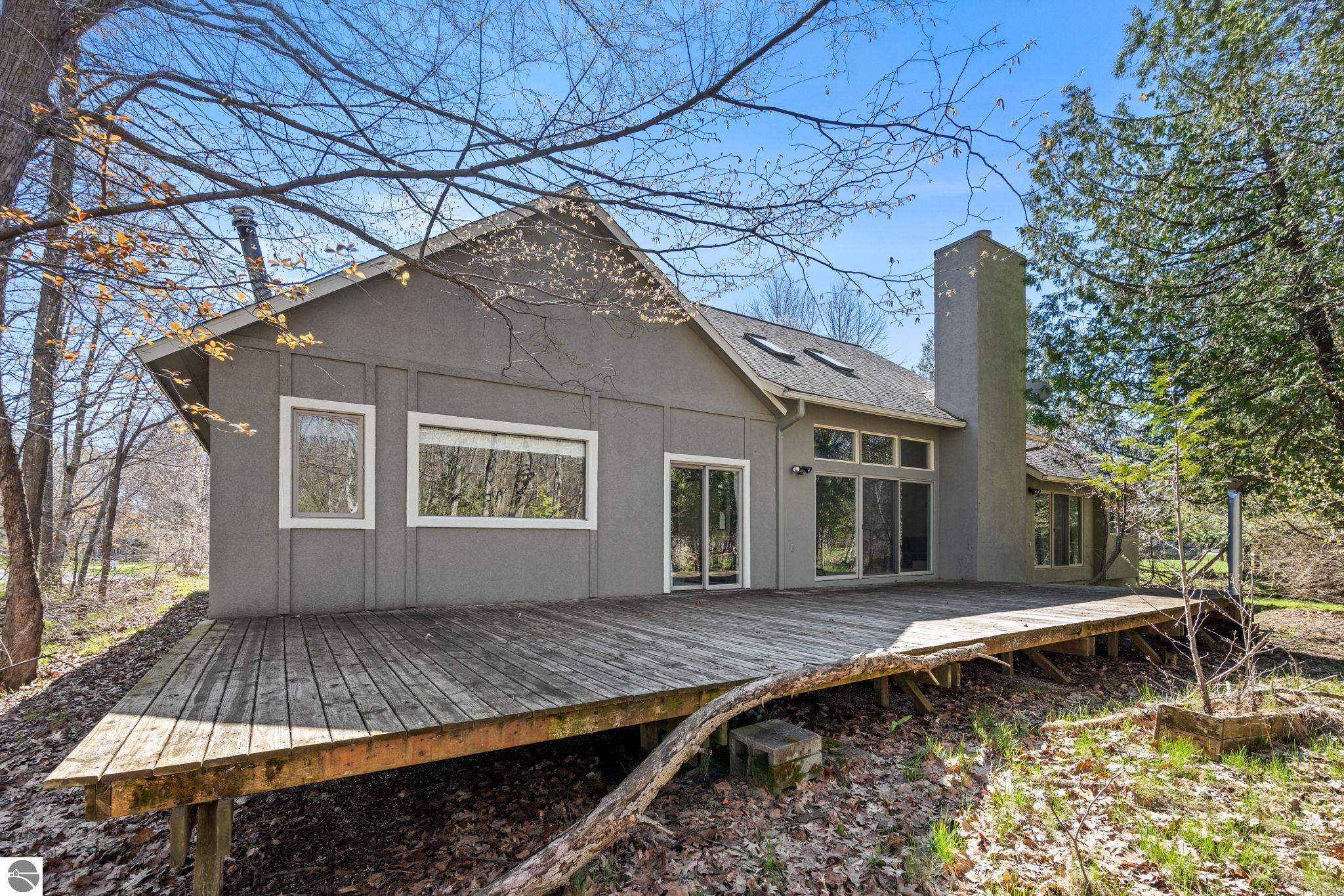 9045 North Pointe Woods