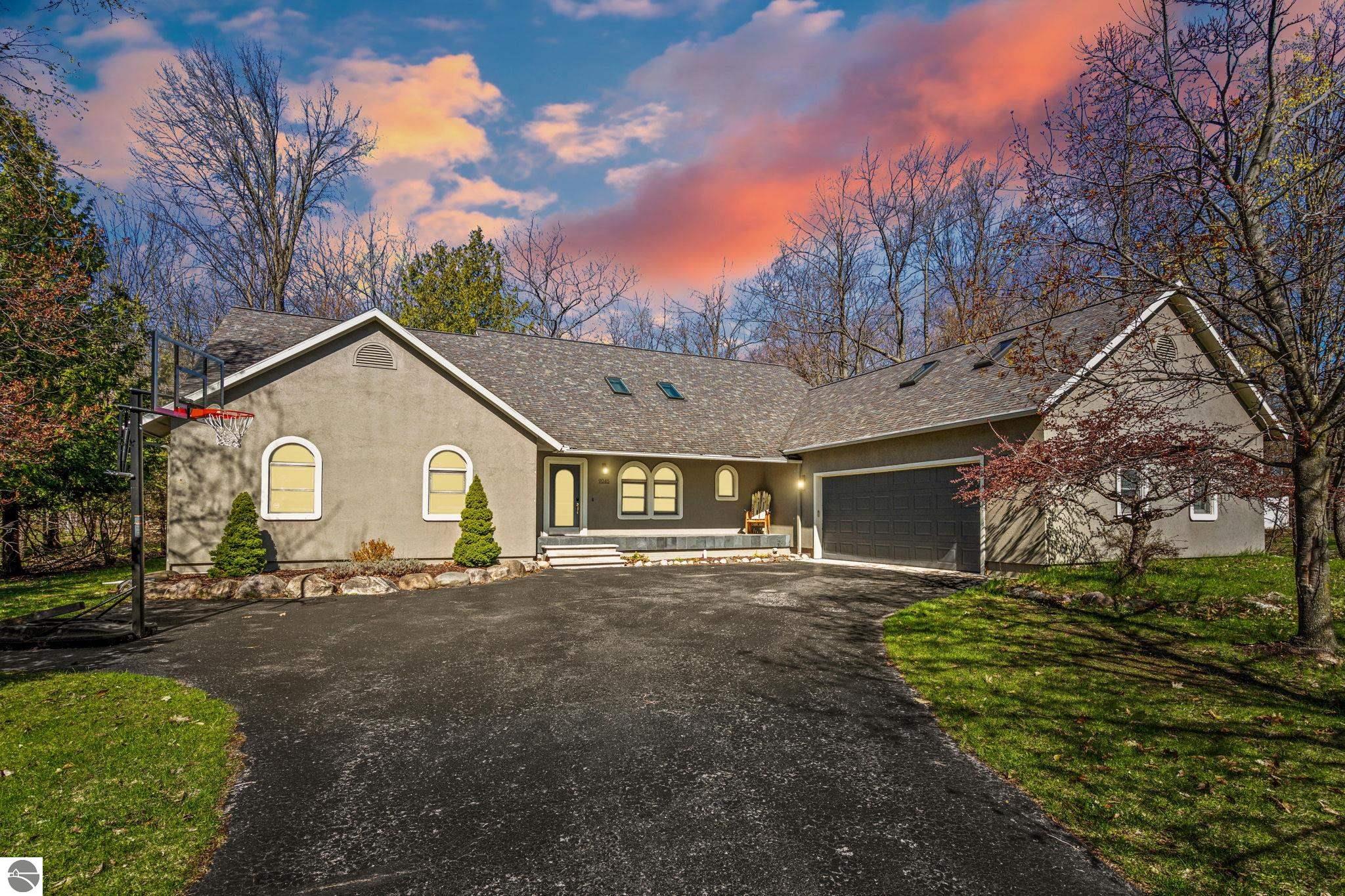 9045 North Pointe Woods