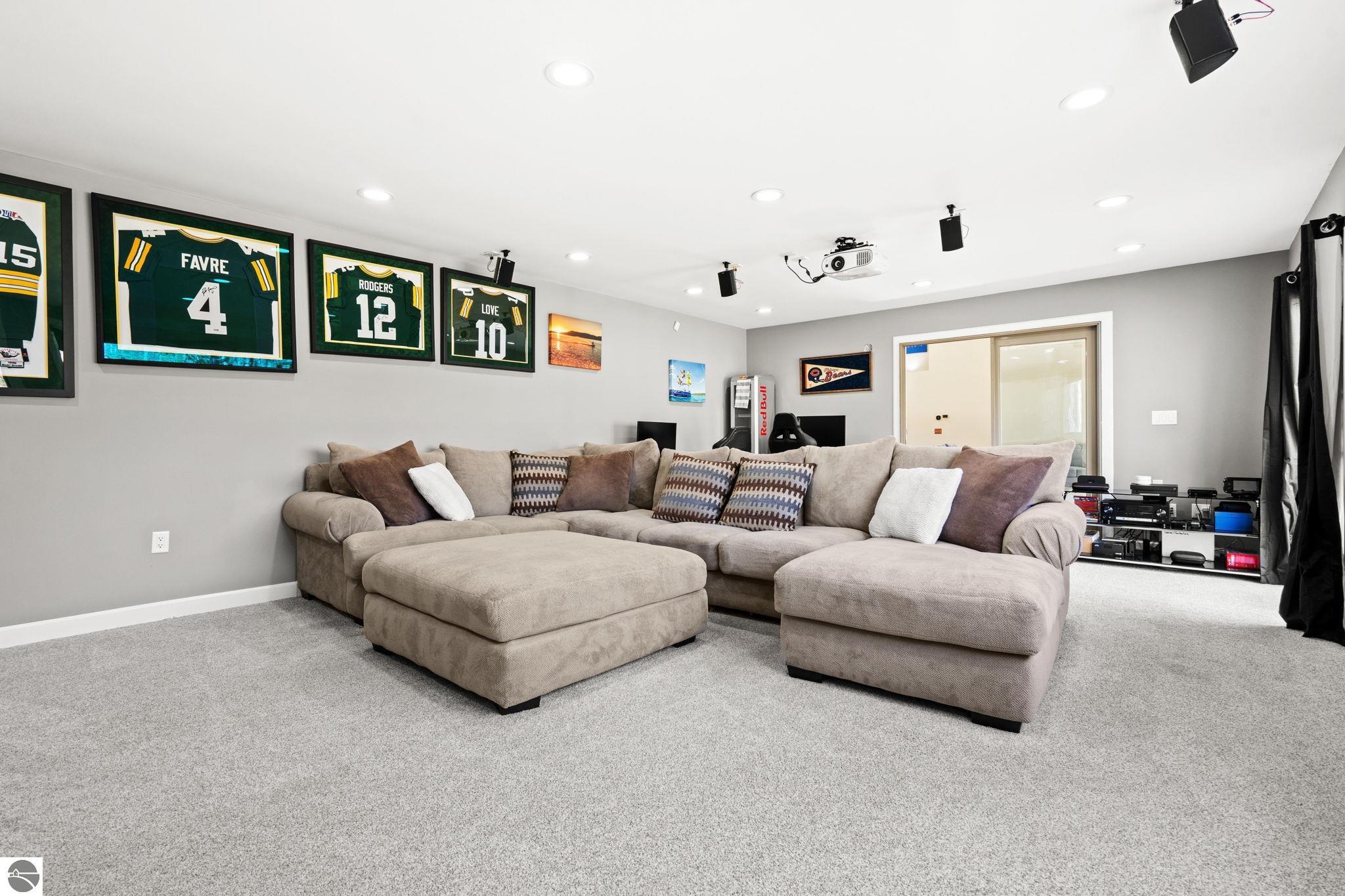 9045 North Pointe Woods