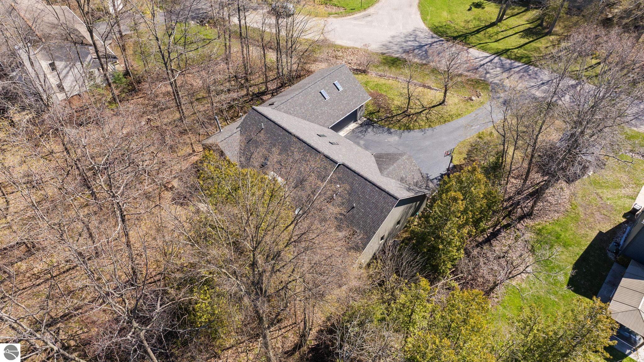 9045 North Pointe Woods