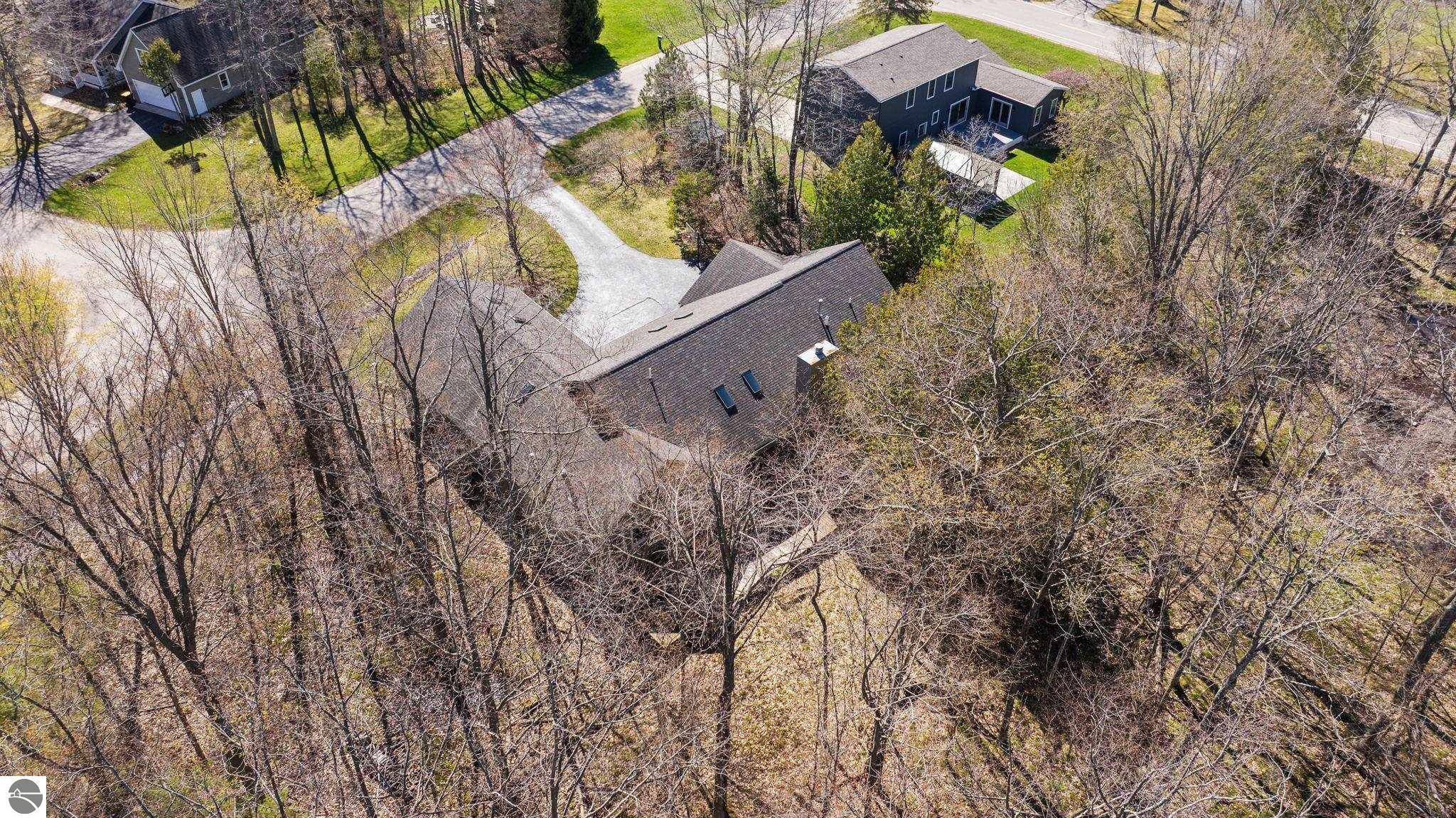 9045 North Pointe Woods