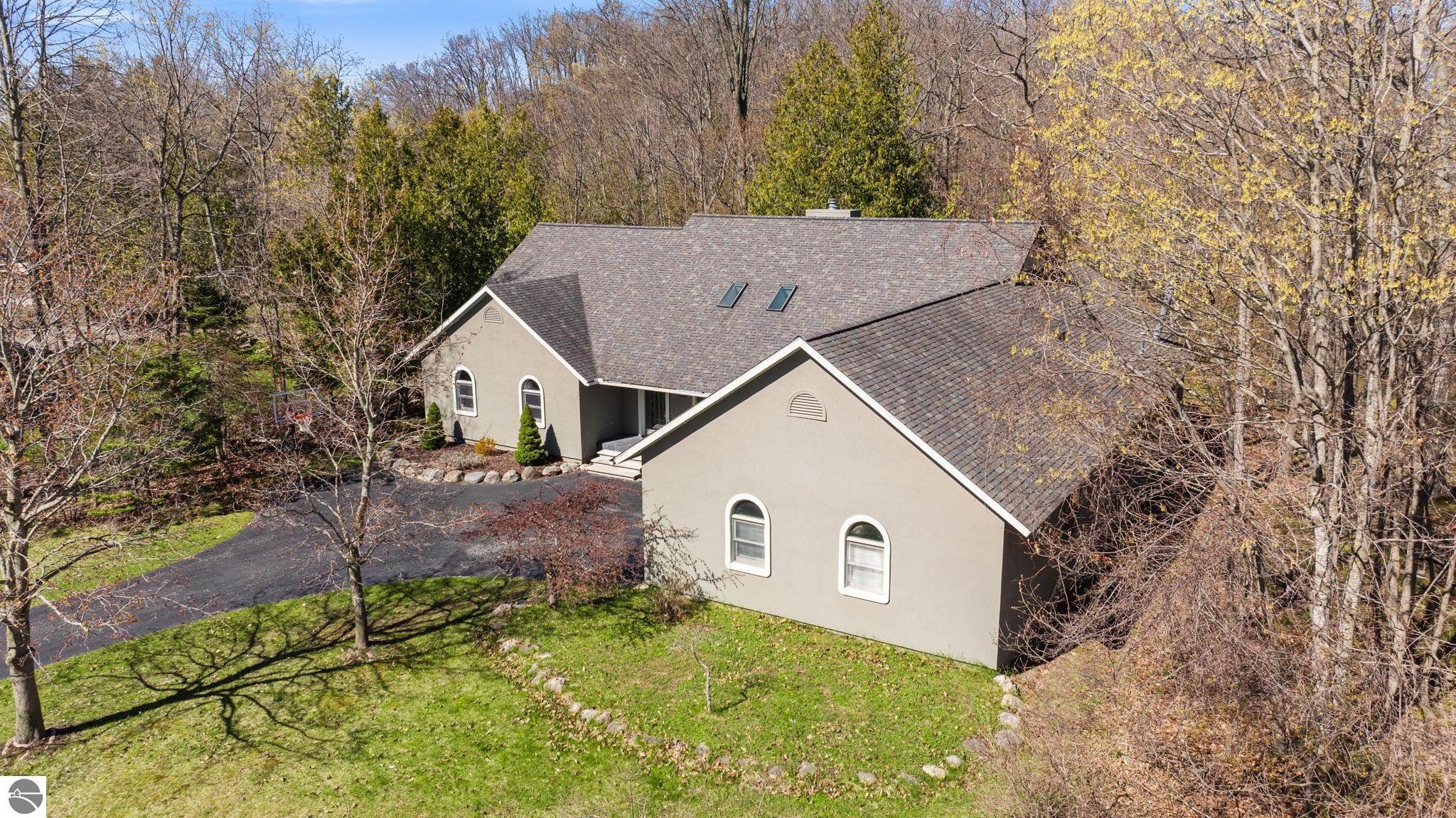 9045 North Pointe Woods