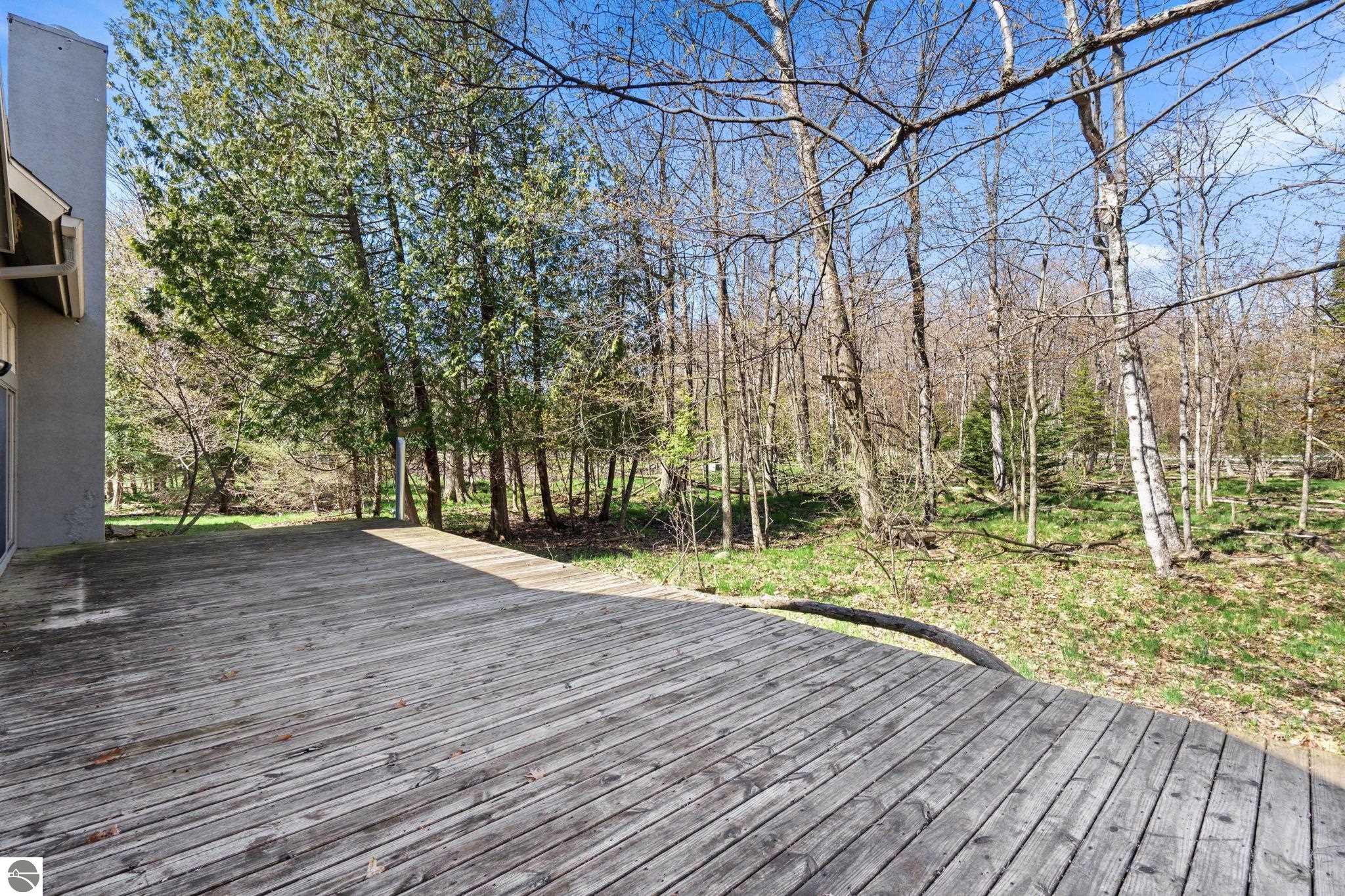 9045 North Pointe Woods