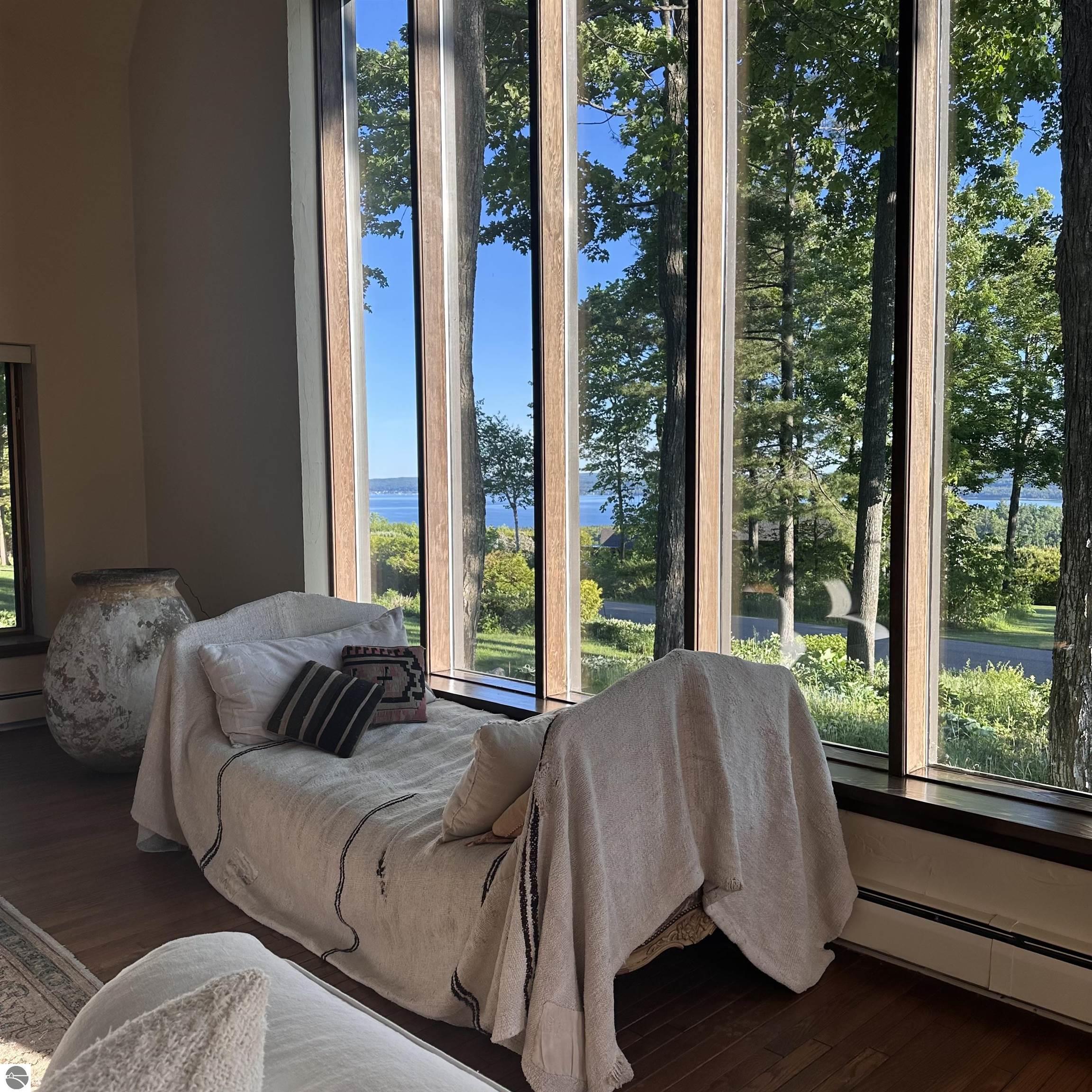 1425 Bay View Heights