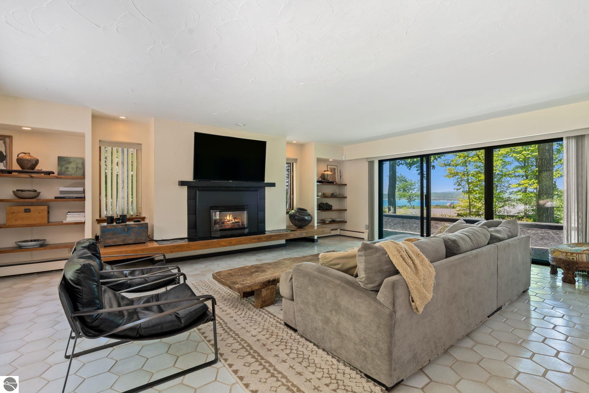 1425 Bay View Heights