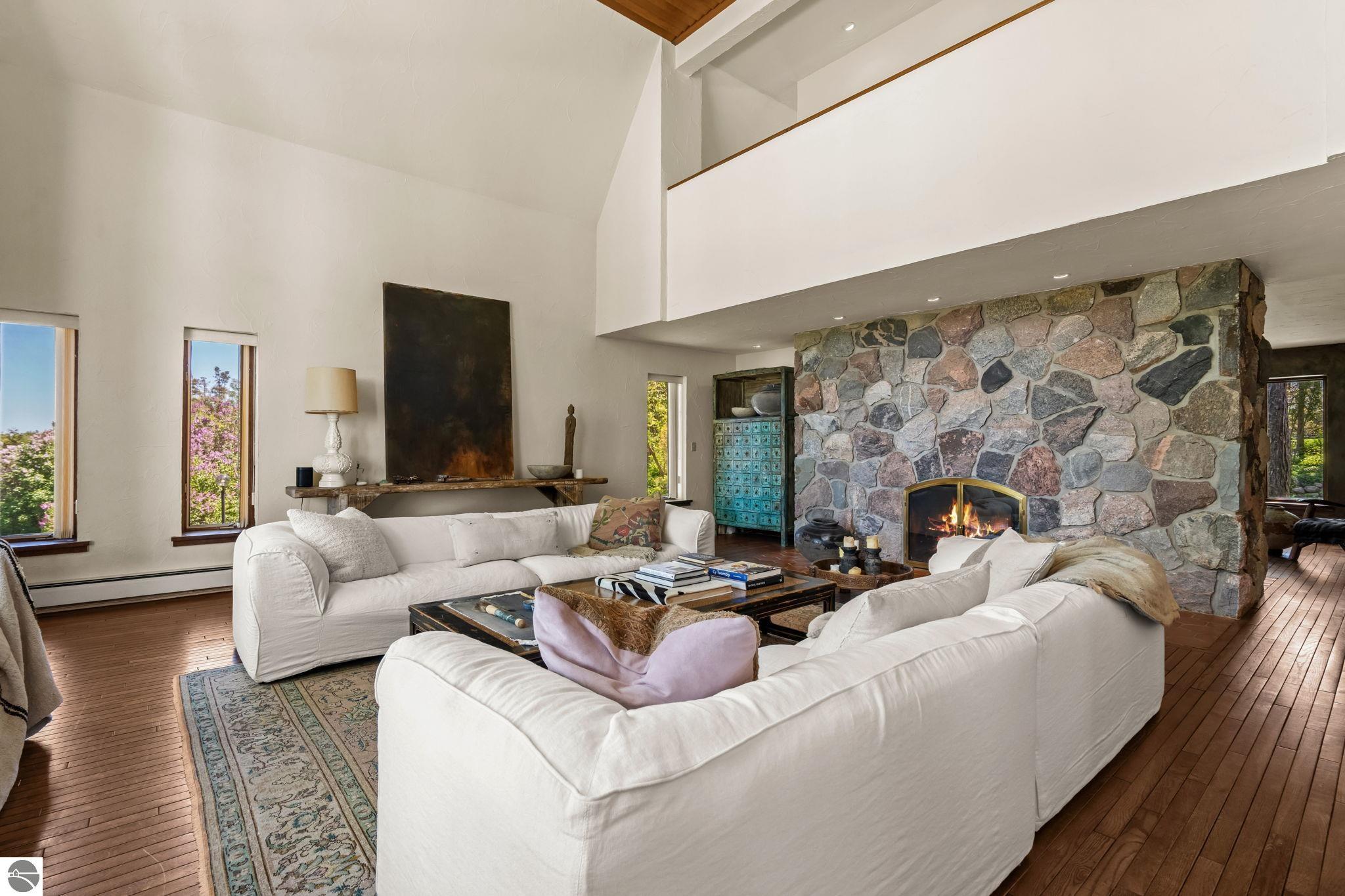 1425 Bay View Heights