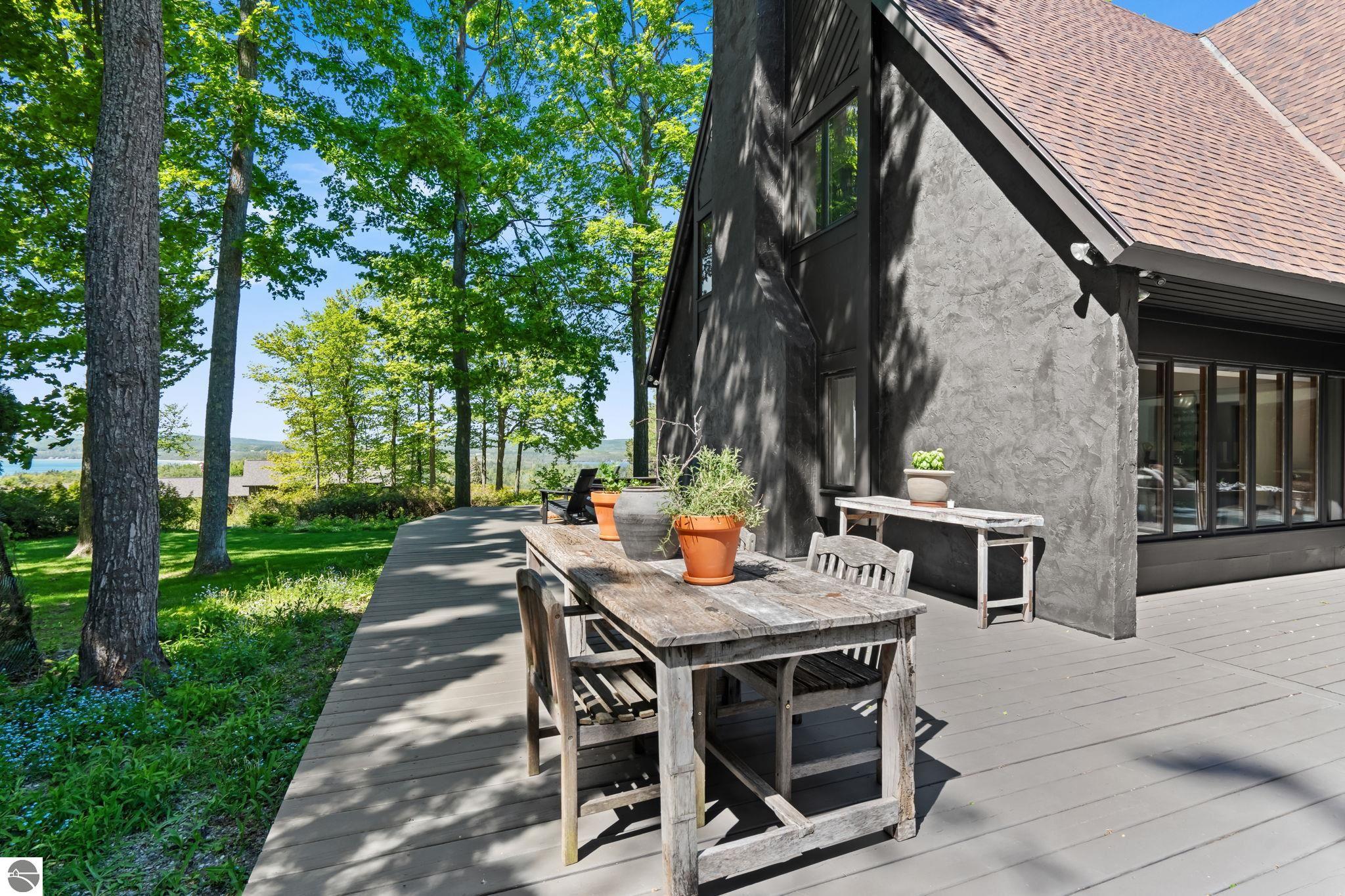 1425 Bay View Heights