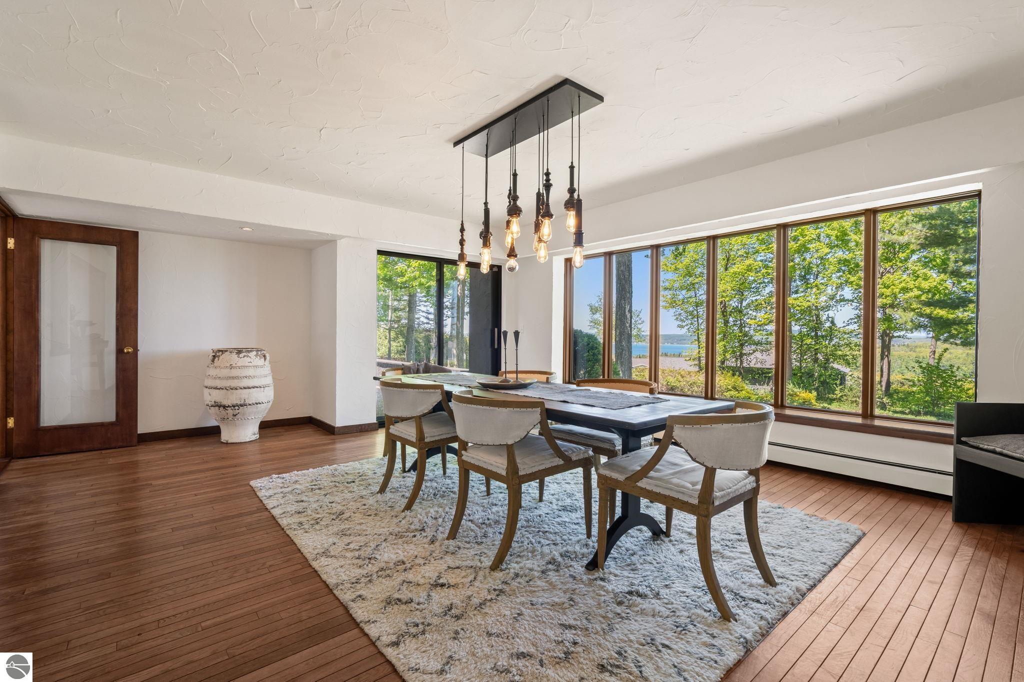 1425 Bay View Heights