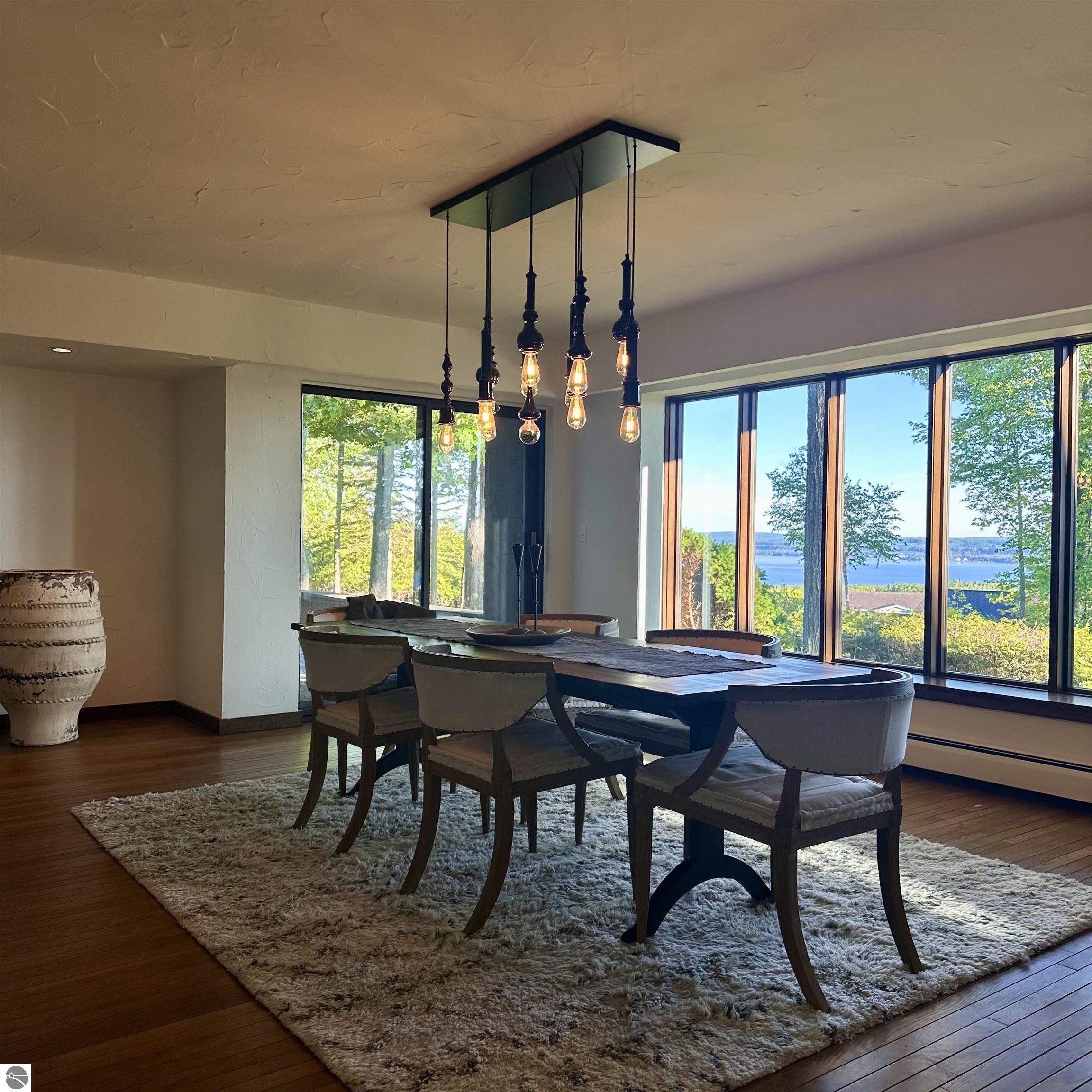 1425 Bay View Heights