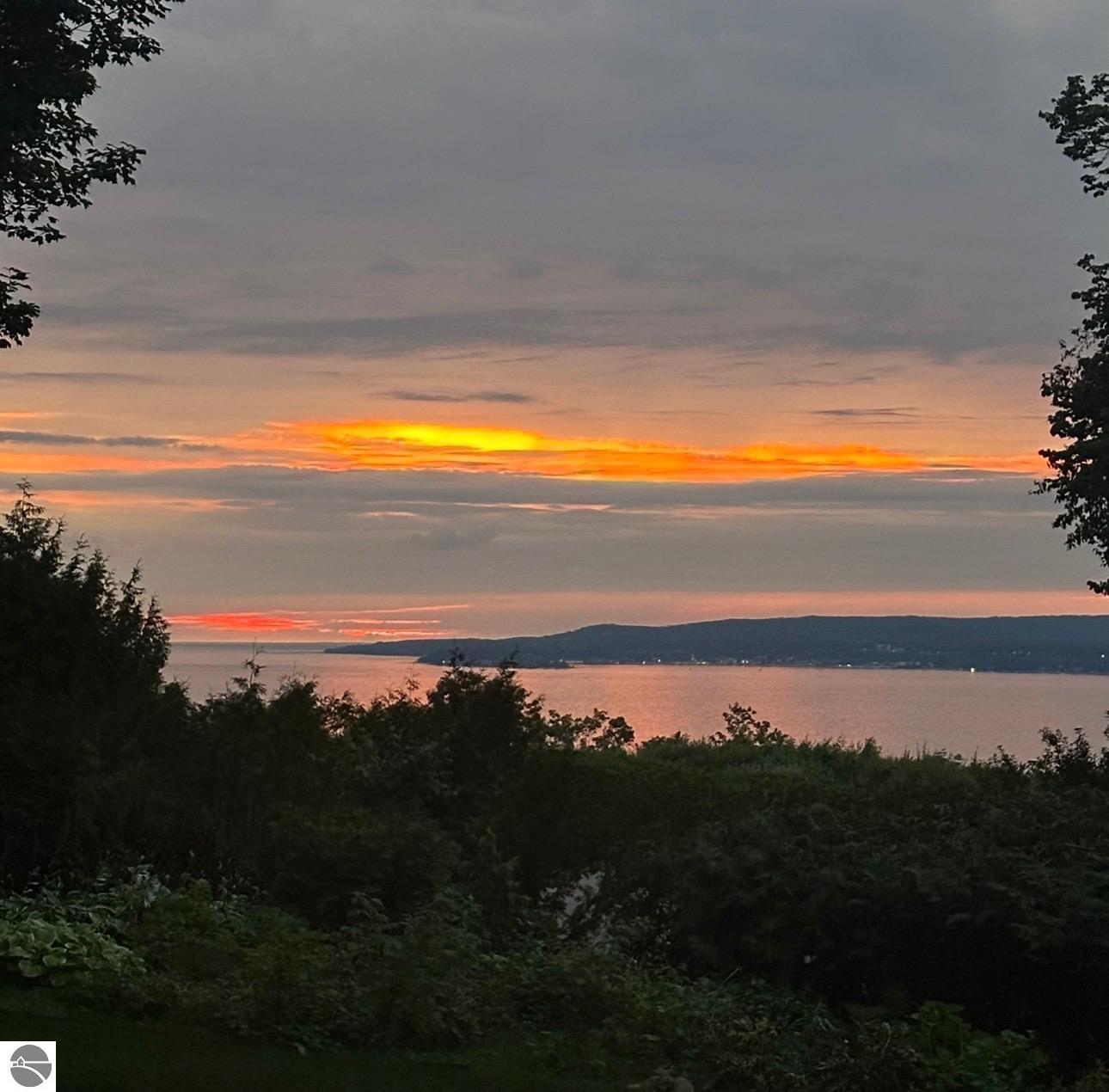 1425 Bay View Heights