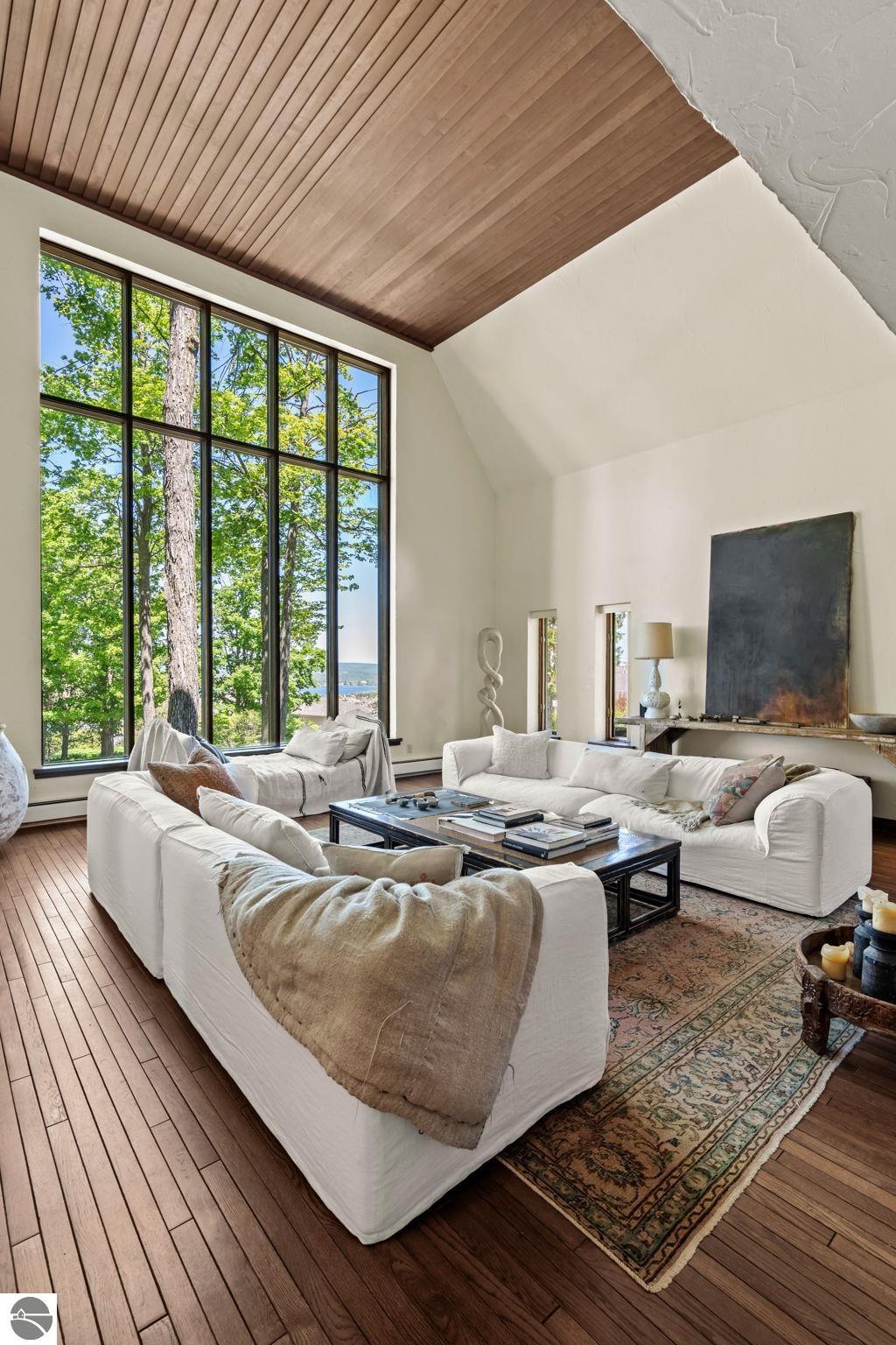 1425 Bay View Heights