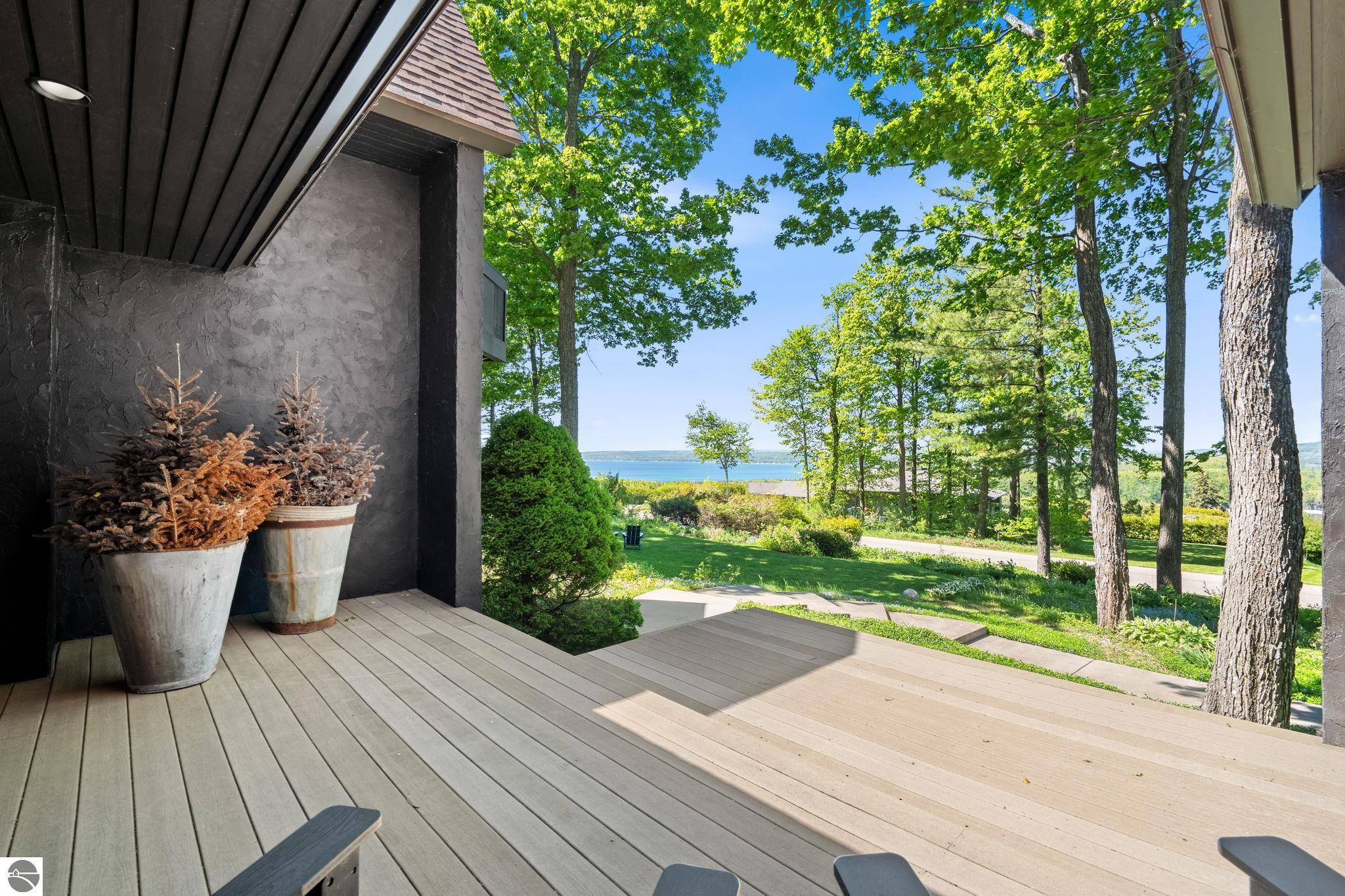 1425 Bay View Heights