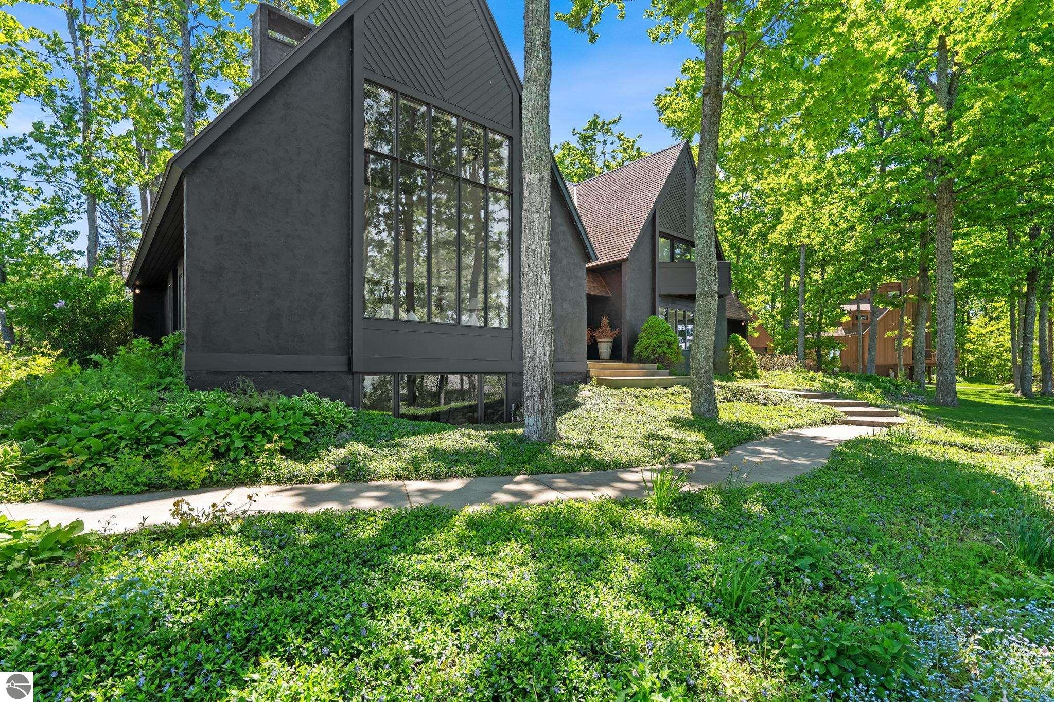 1425 Bay View Heights