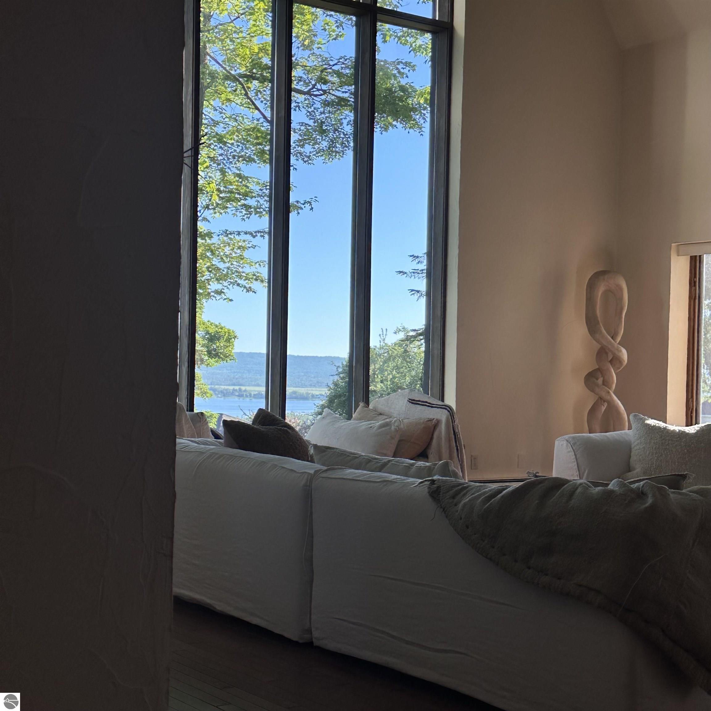 1425 Bay View Heights