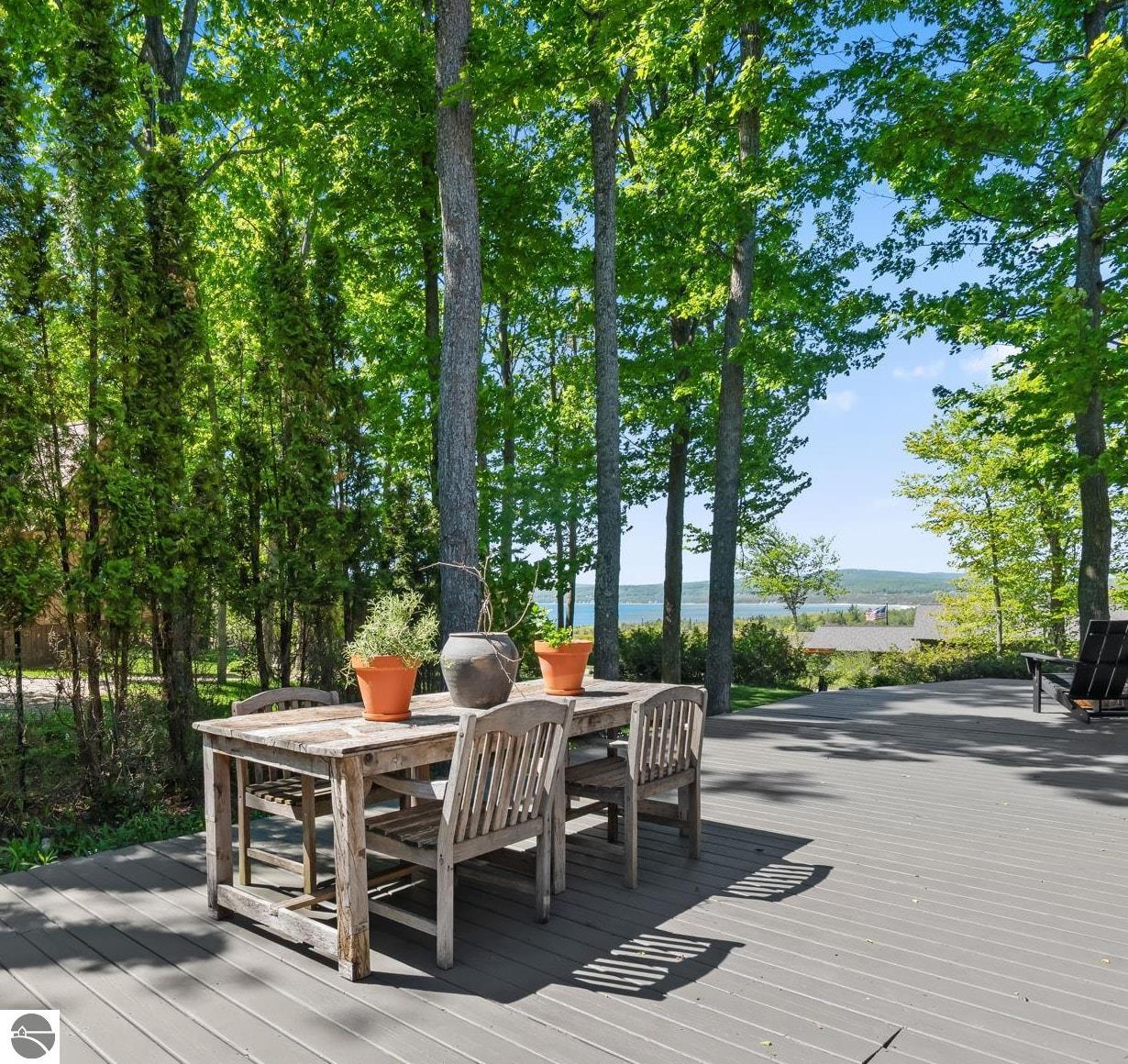 1425 Bay View Heights