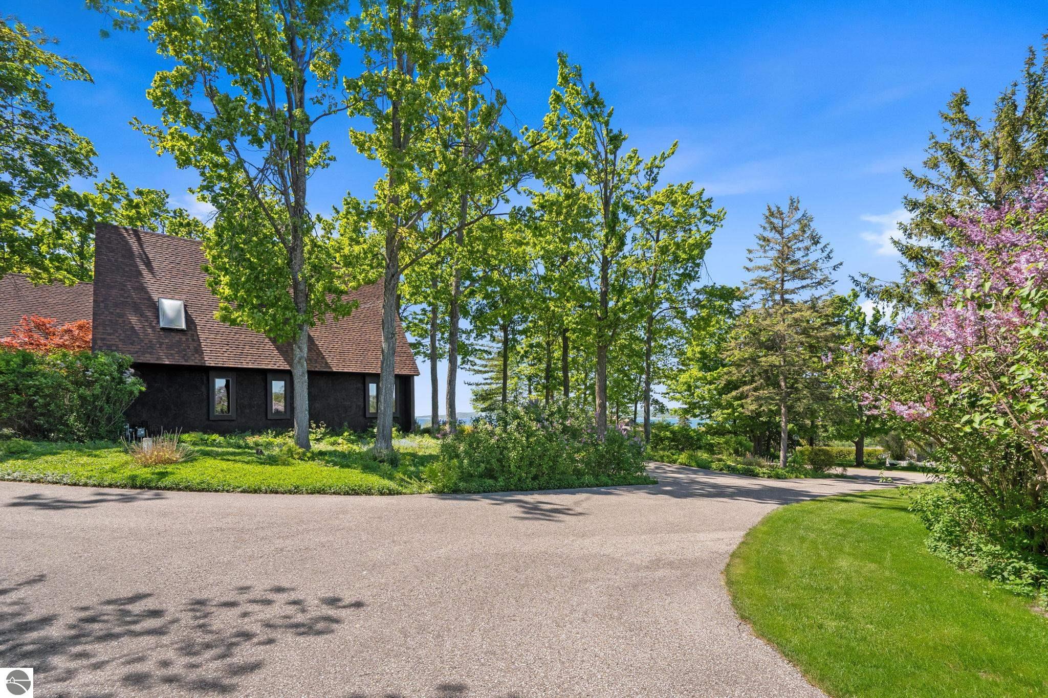 1425 Bay View Heights