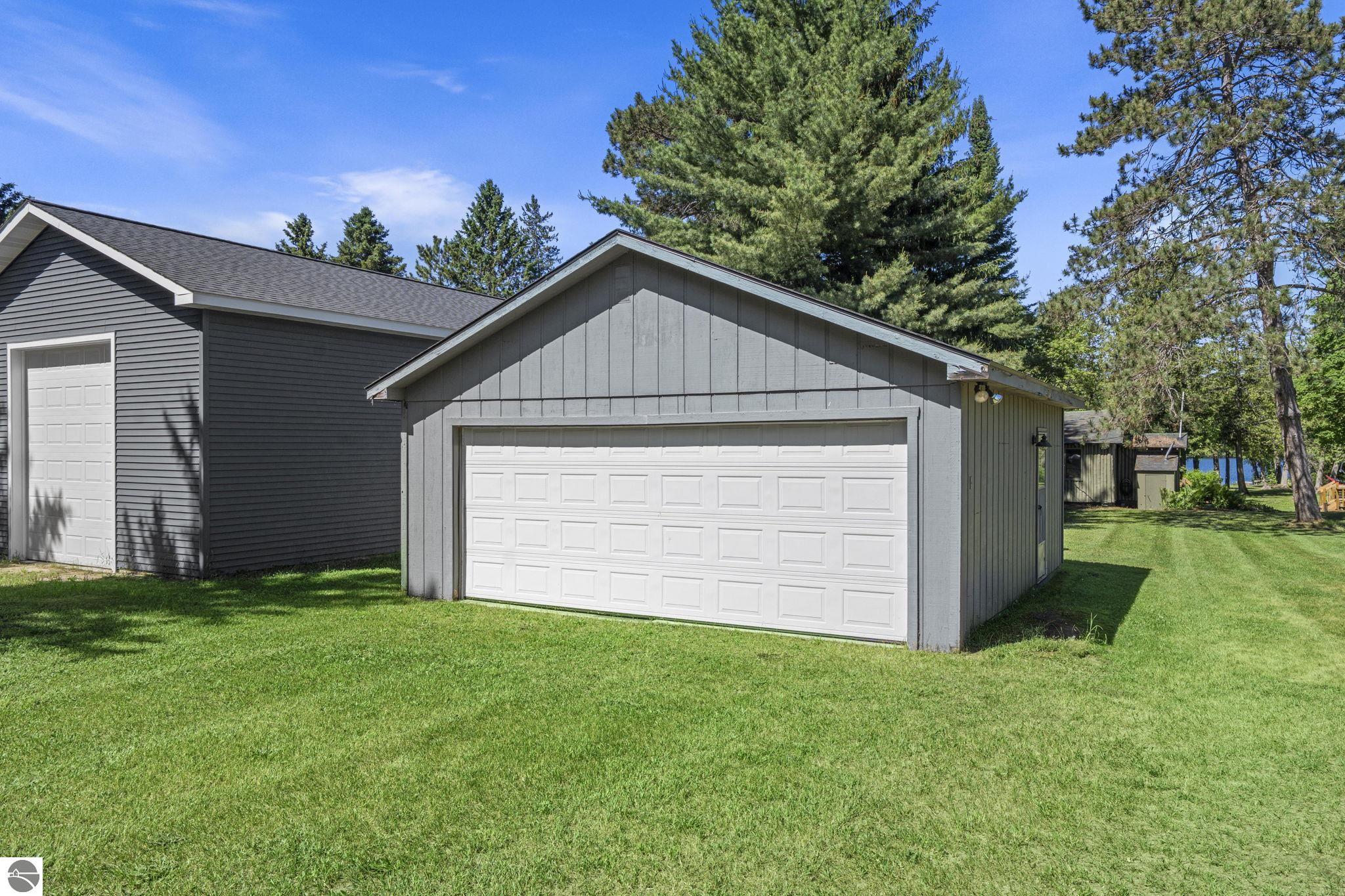 711 N Intermediate Lake Road