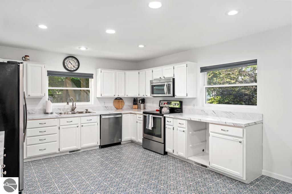 112 W Lincoln Street