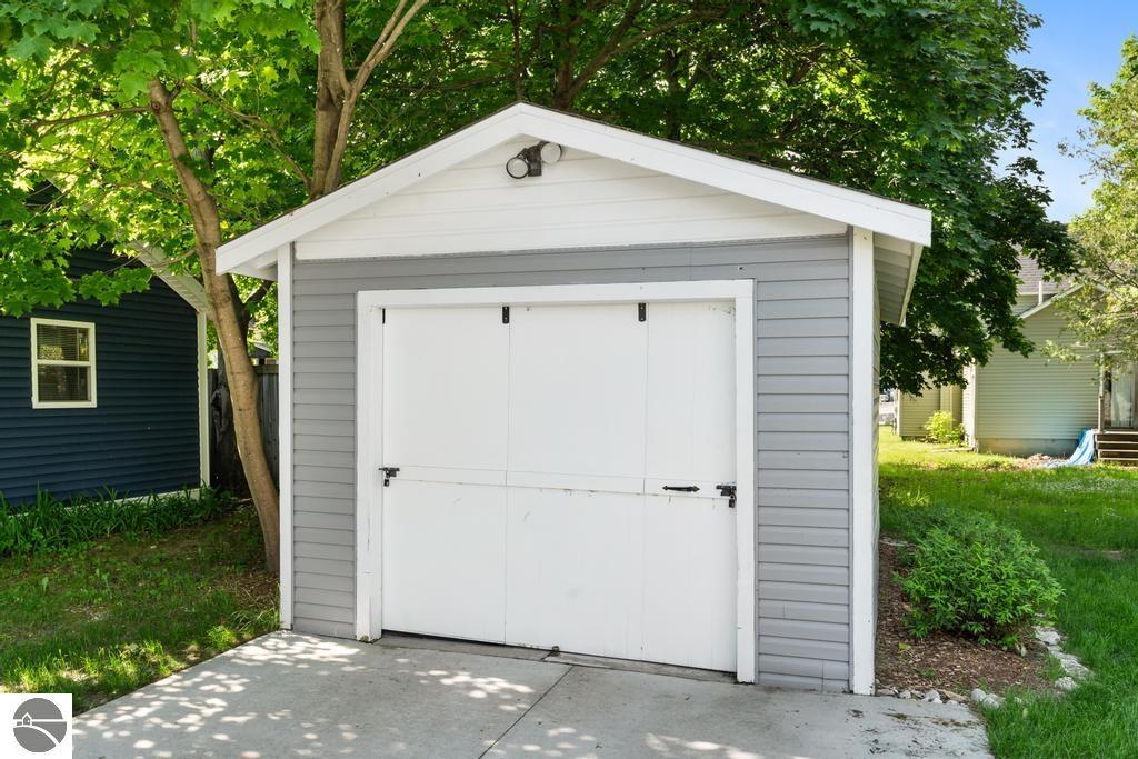 112 W Lincoln Street