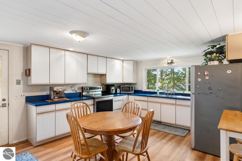 4411 Lakeview Trail