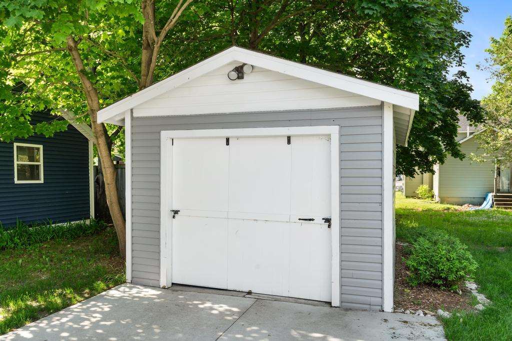112 W Lincoln Street