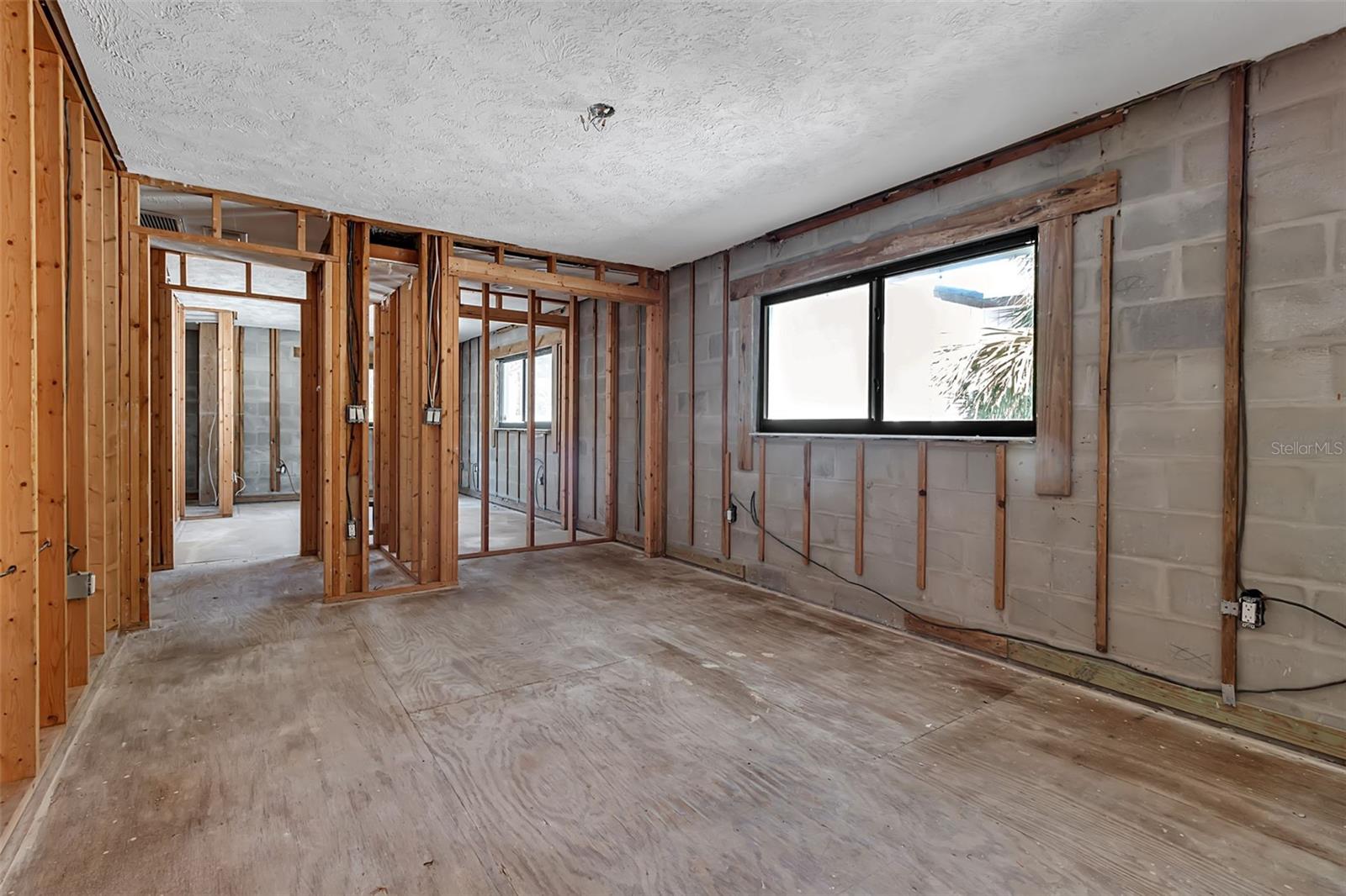 1040 SYLVAN DR