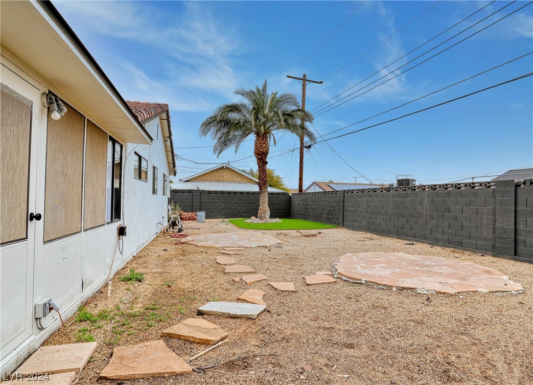 2762 Phoenix Street