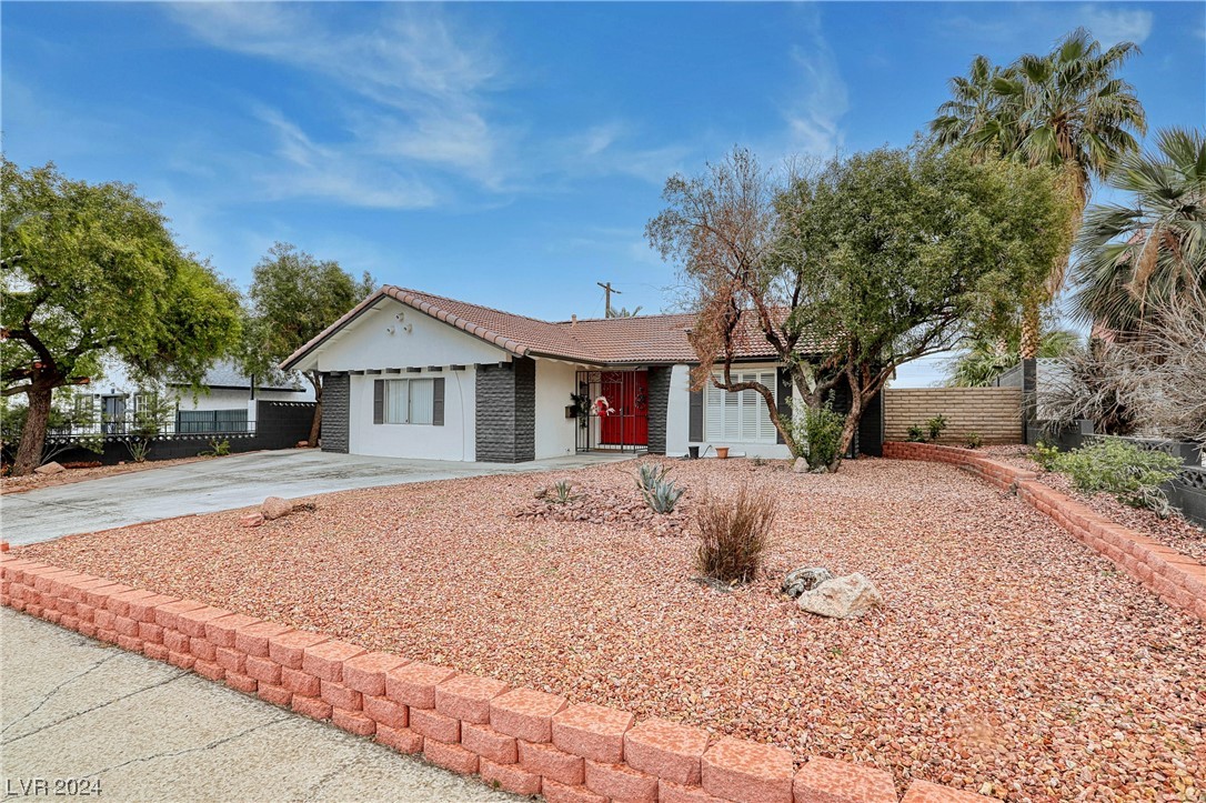2762 Phoenix Street