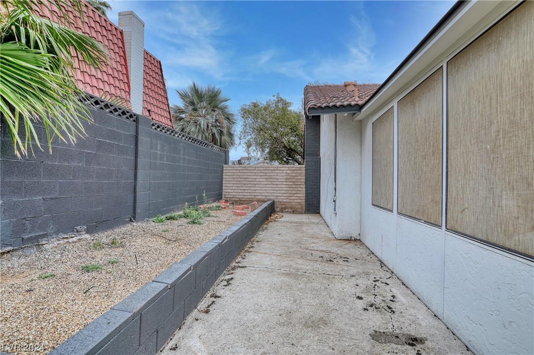 2762 Phoenix Street